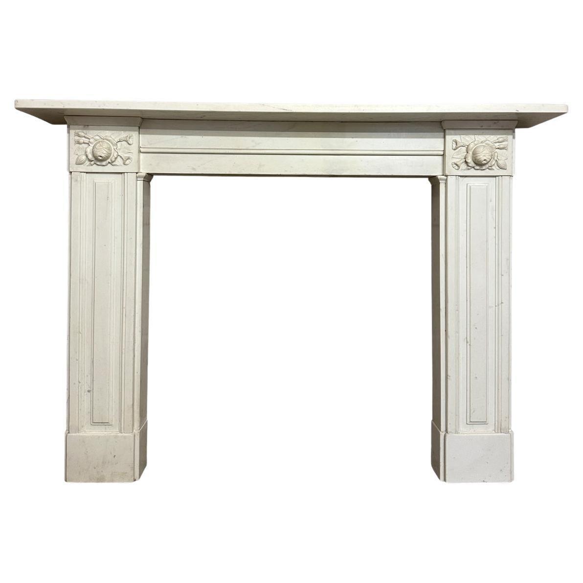 Un grande camino antico statuario in marmo bianco della Reggenza in vendita