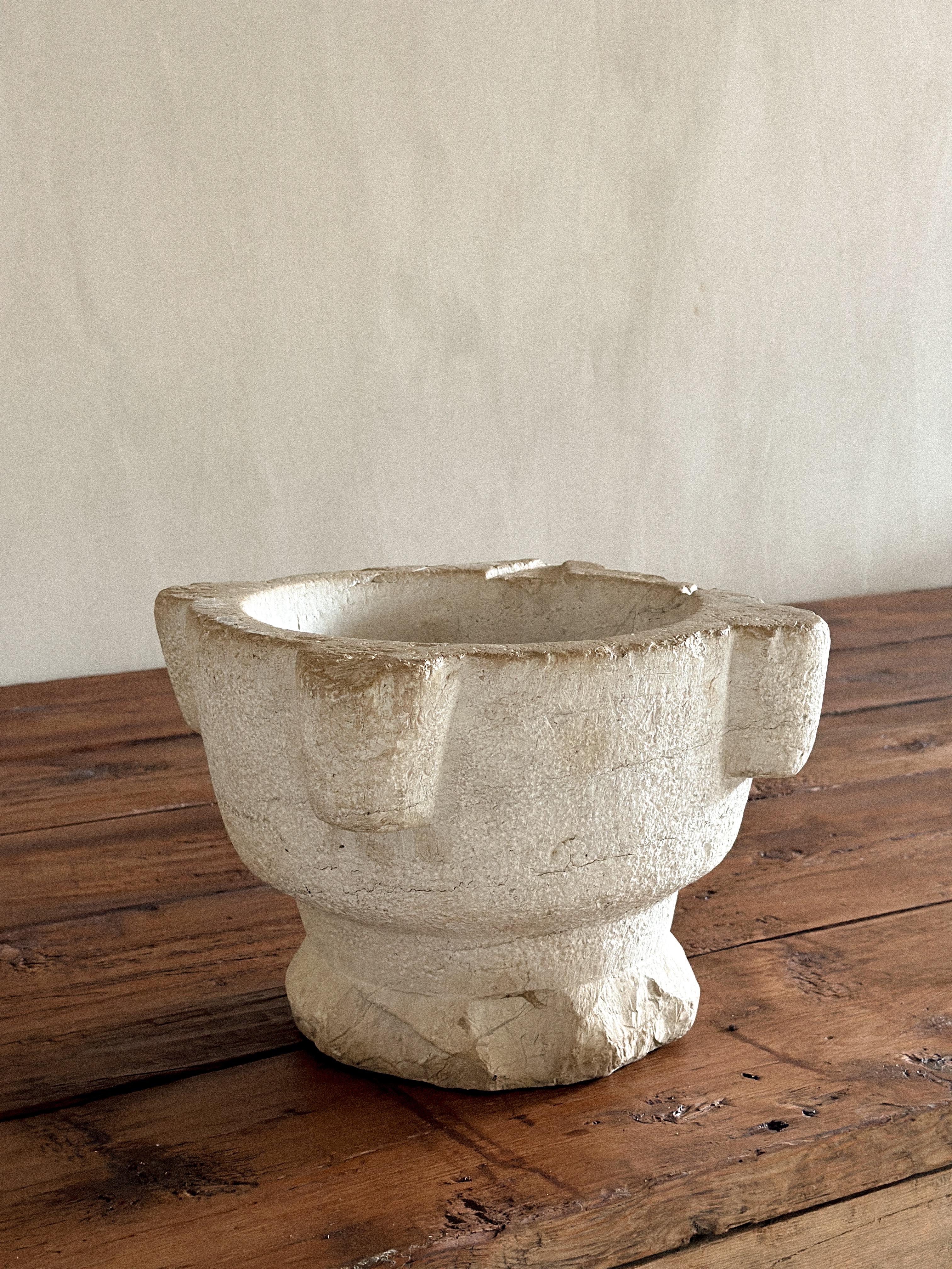 Un grande mortaio in pietra unico nel suo genere, proveniente dalla Francia, alla fine del 1800. Patina pesante dovuta all'età e all'uso. 