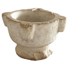Un grande mortaio antico in pietra, Francia, XIX secolo