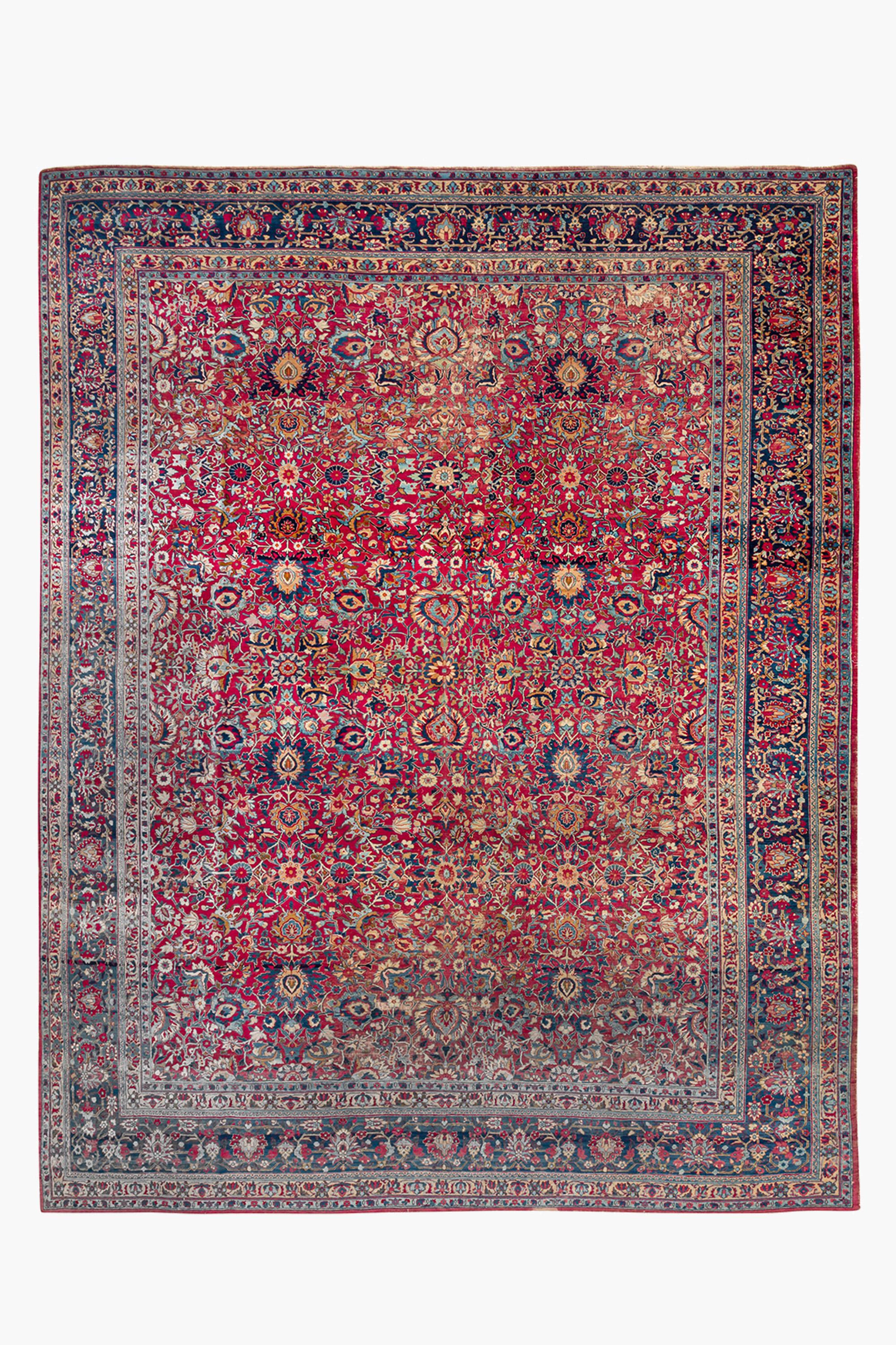 Ce joli tapis ancien de Tabriz présente un magnifique dessin d'ensemble composé de palmettes, de fleurs et de vignes polychromes.

Condit : Bon état général - une idée d'ameublement. Quelques usures localisées sur les poils, jusqu'au col du nœud par