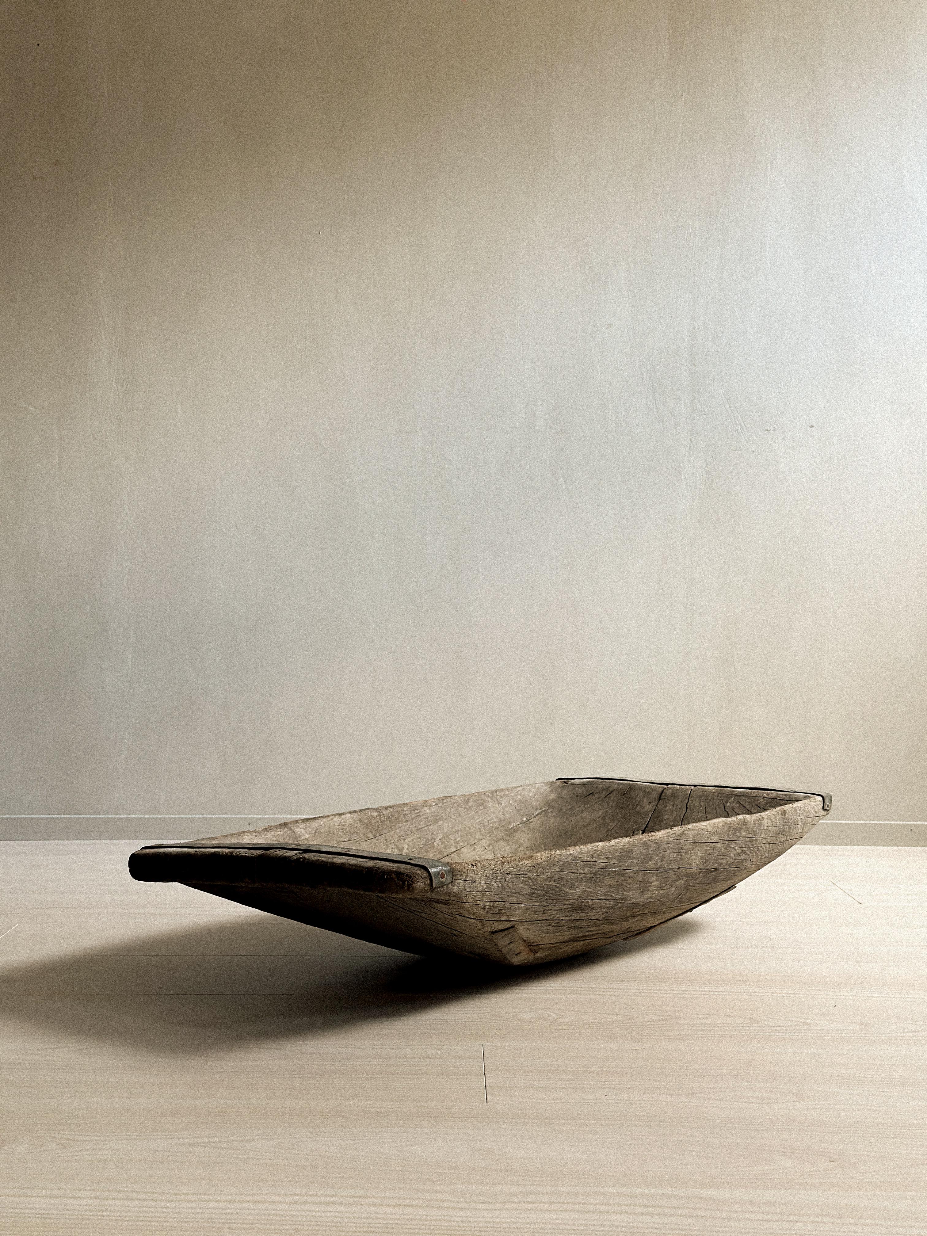 A Large Antique Wabi Sabi Wooden Tray, Scandinavia c. 1800s  In Good Condition For Sale In Hønefoss, 30