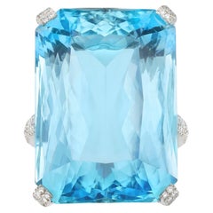 Un anillo grande de aguamarina y diamantes
