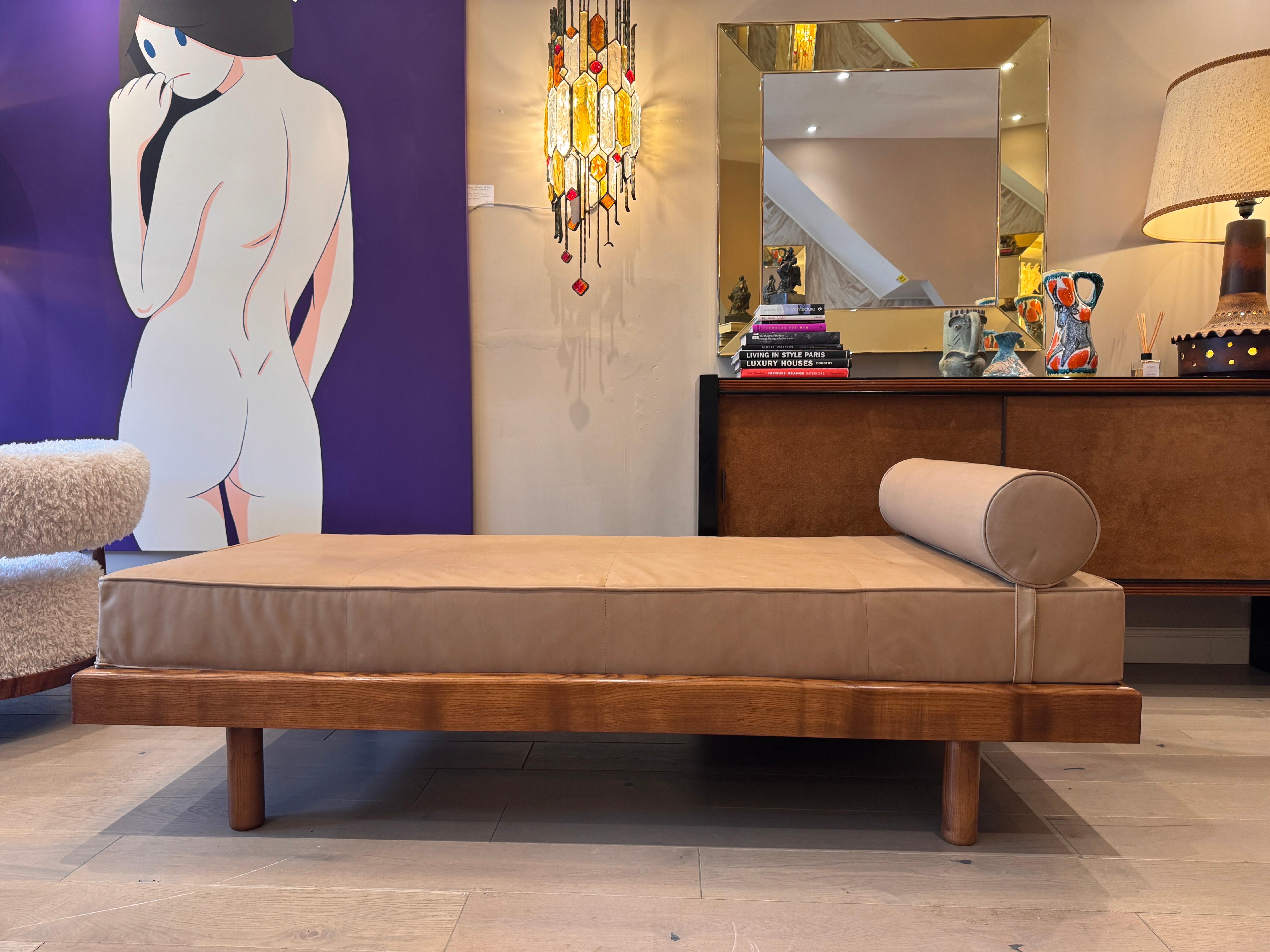 A large architectural bench with a back rest in navy blue boucle . For Sale 3