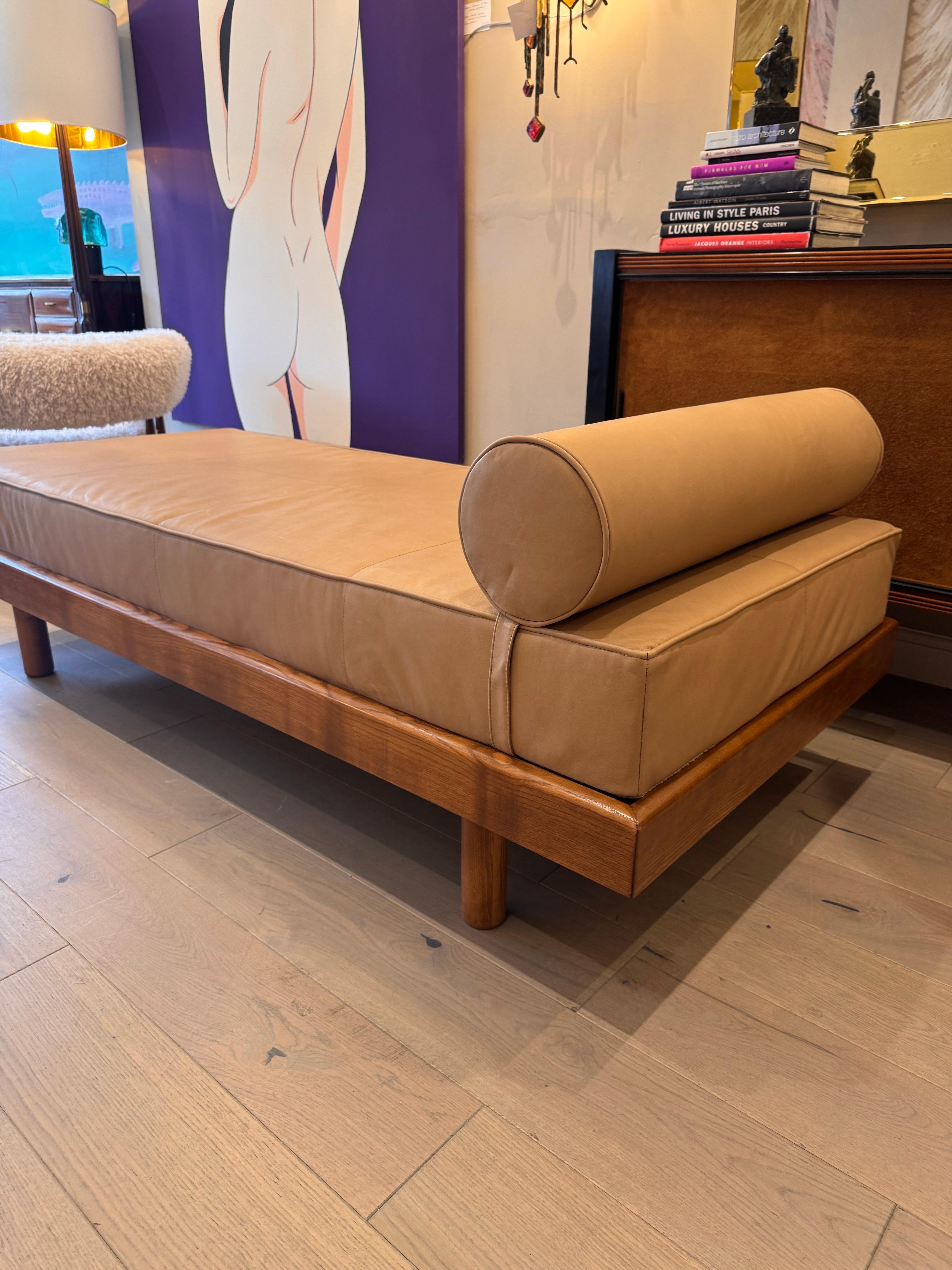 A large architectural bench with a back rest in navy blue boucle . For Sale 5