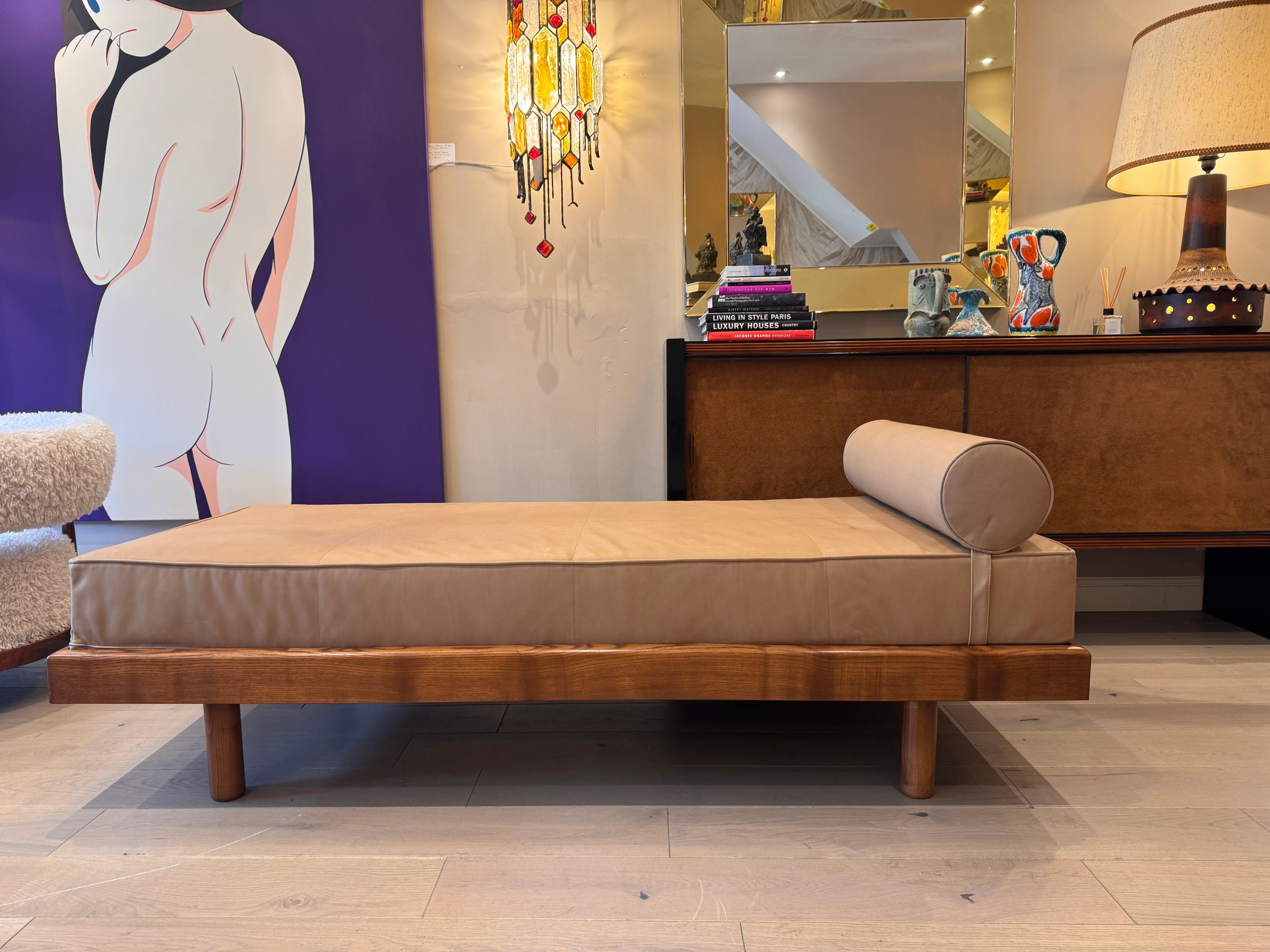 A large architectural bench with a back rest in navy blue boucle . For Sale 6