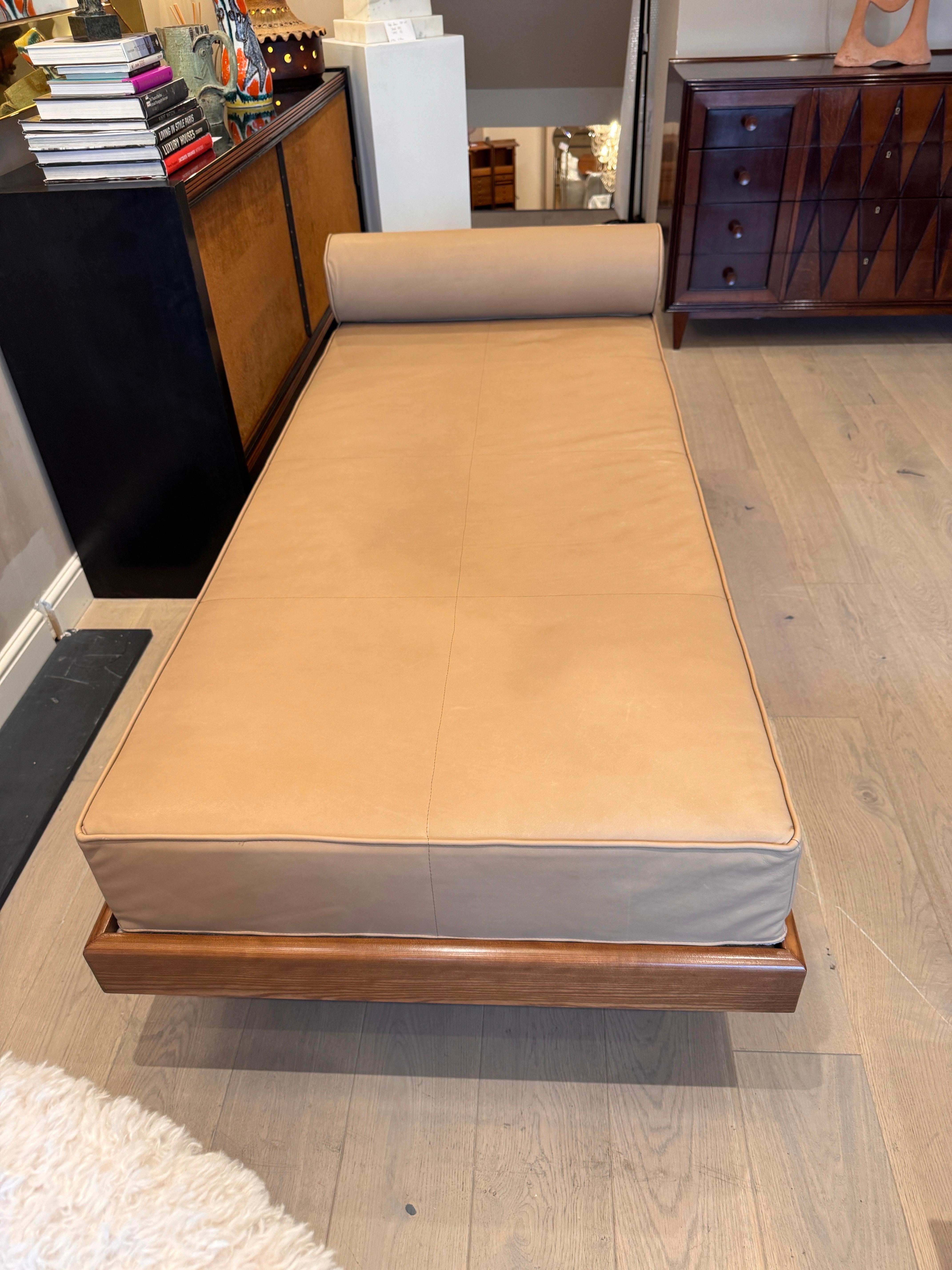 A large architectural bench with a back rest in navy blue boucle . For Sale 7