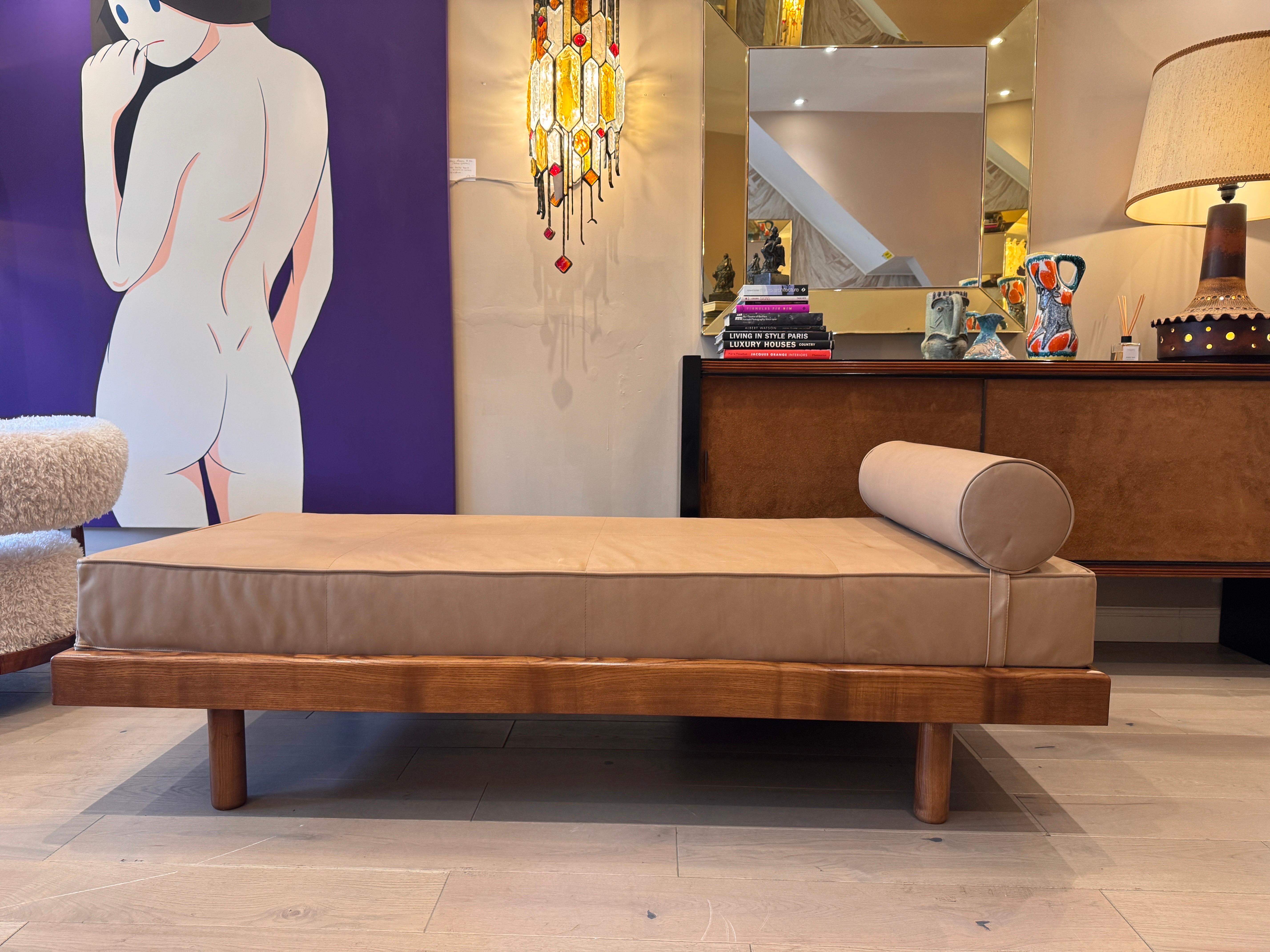 A large architectural bench with a back rest in navy blue boucle . For Sale 8