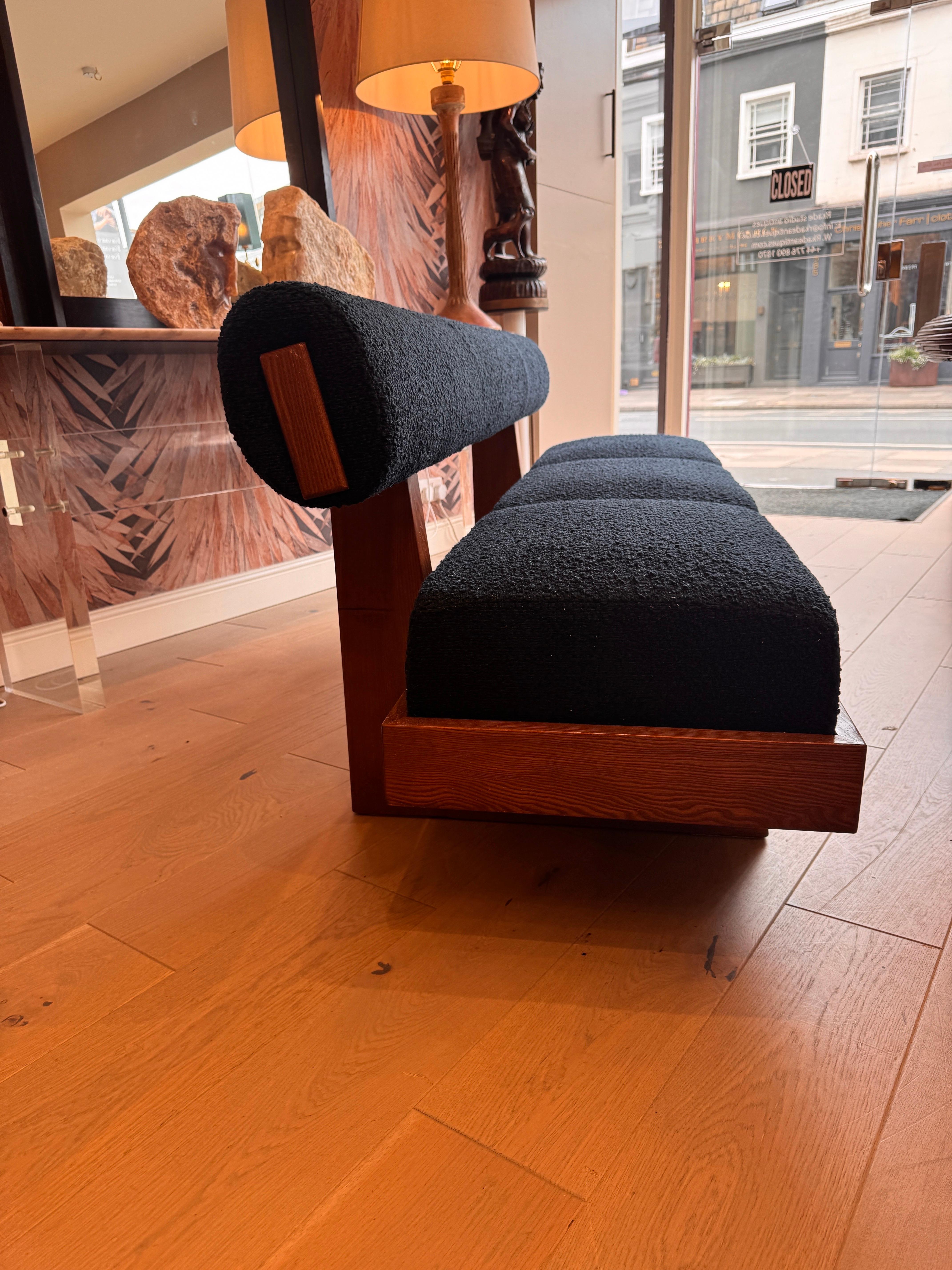 A large architectural bench with a back rest in navy blue boucle . In New Condition For Sale In London, GB