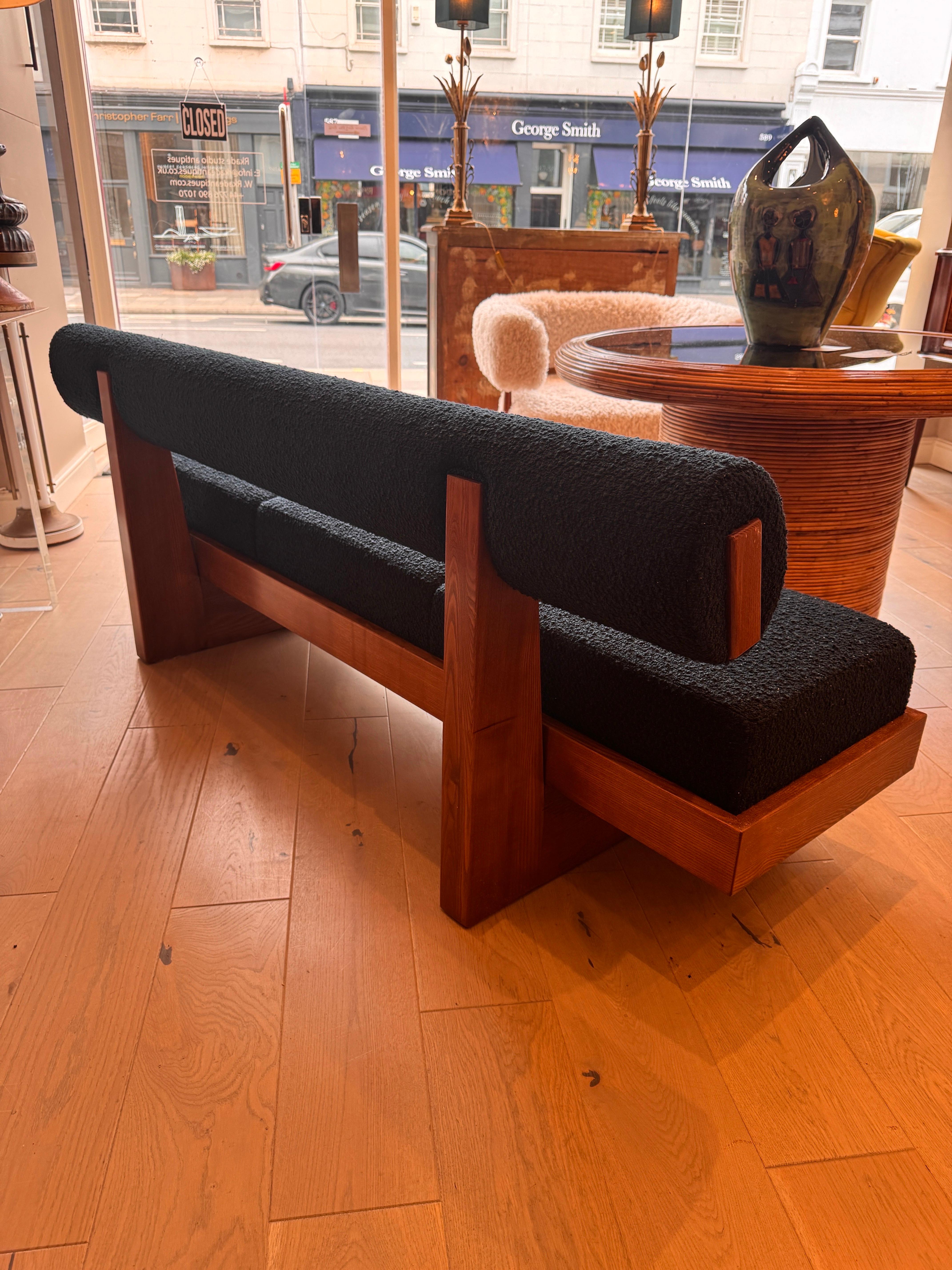 A large architectural bench with a back rest in navy blue boucle . For Sale 1