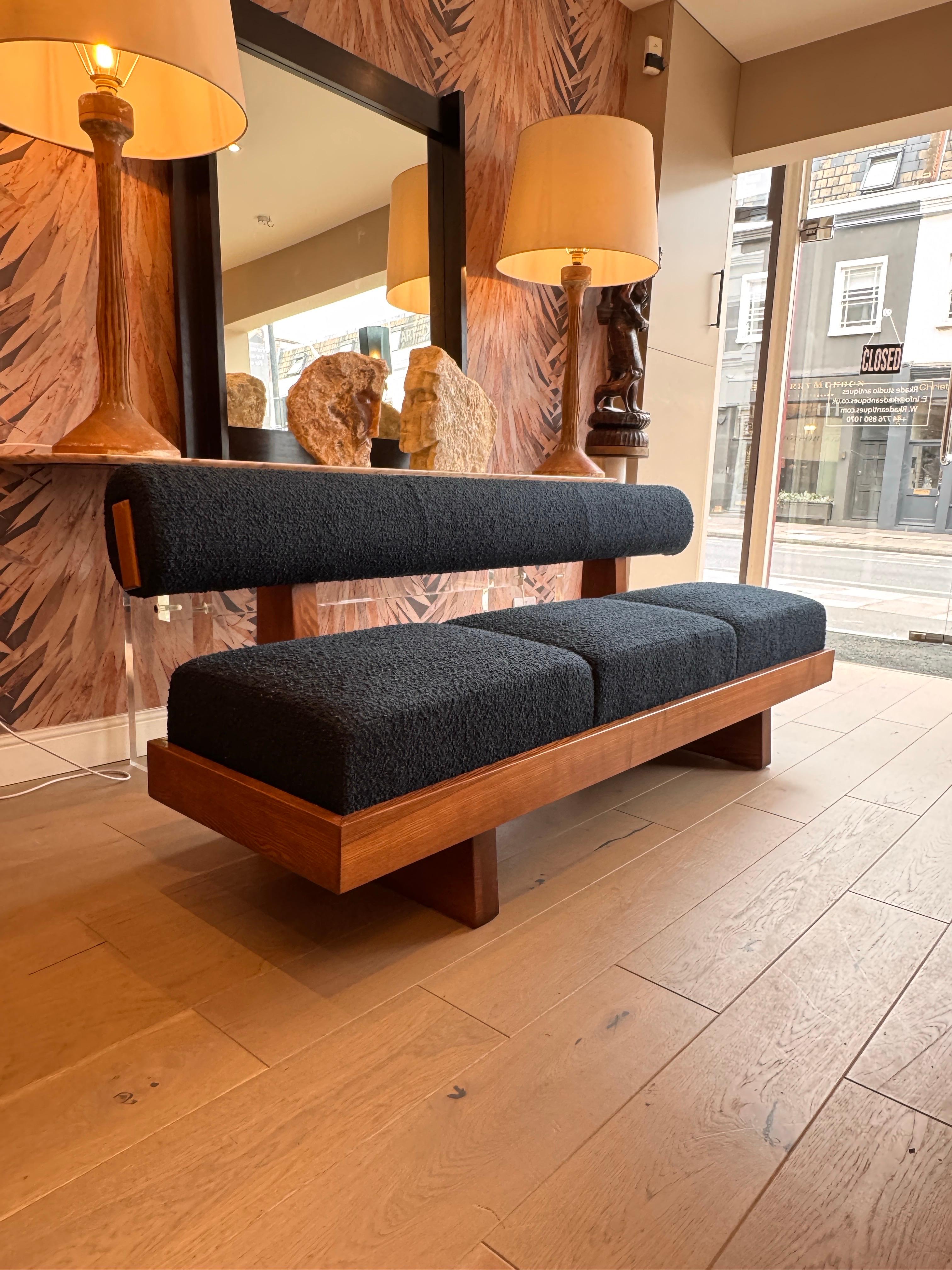 A large architectural bench with a back rest in navy blue boucle . For Sale 2