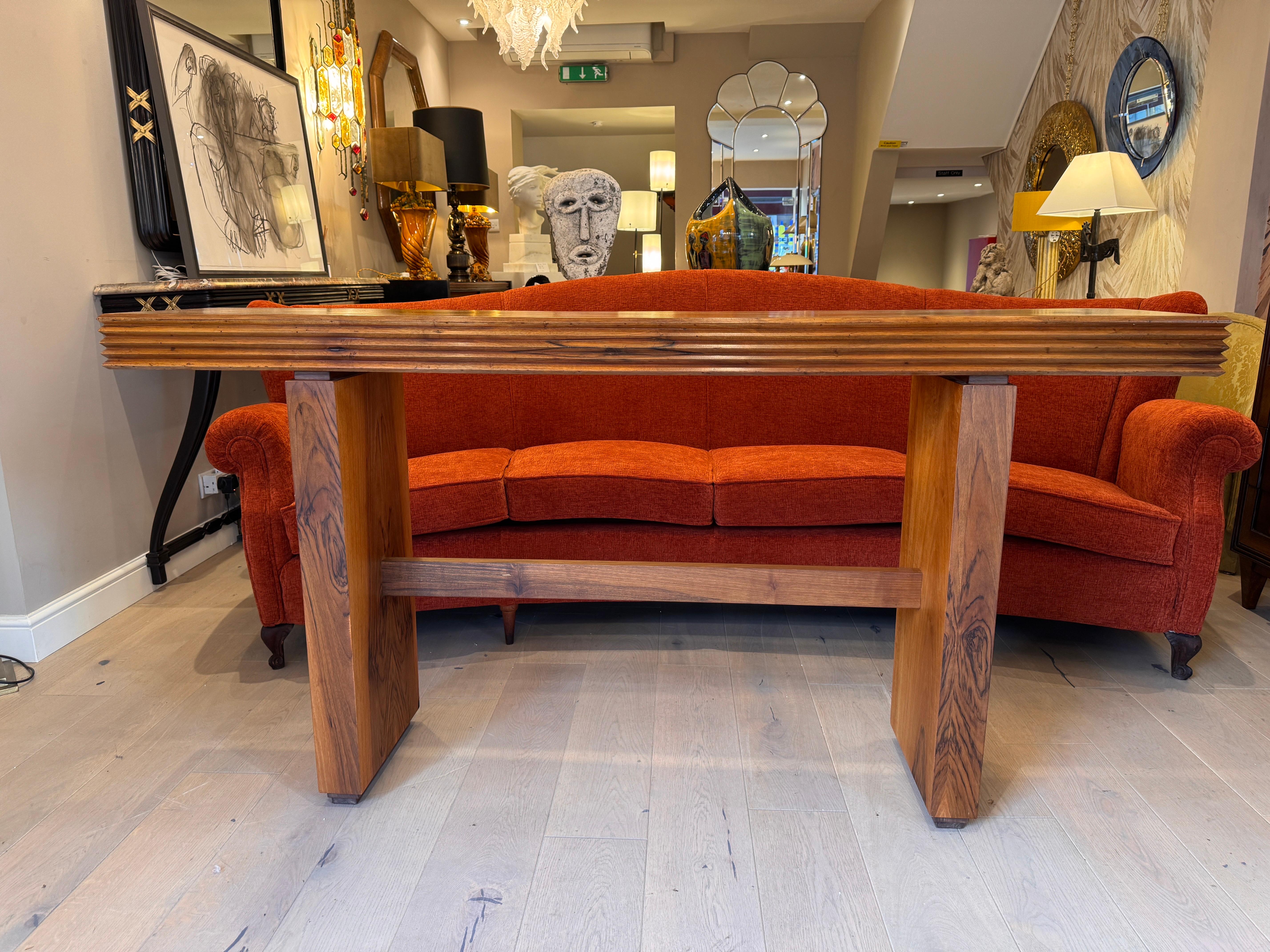 Una rara consola exenta de nogal macizo bellamente realizada por el aclamado arquitecto y diseñador de muebles Giovanni Michelucci C1950-59 . Italia 