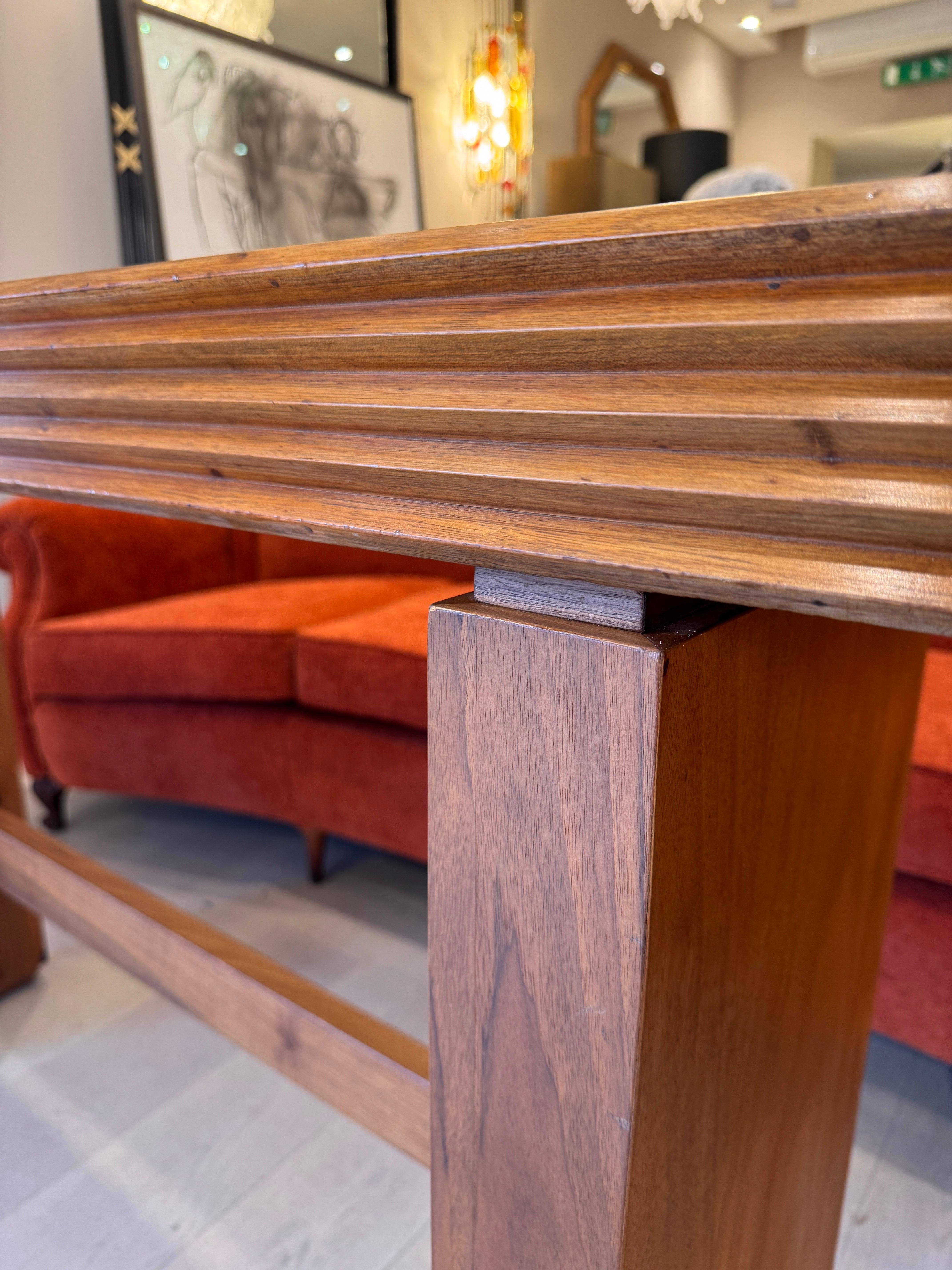 Una gran consola de nogal de diseño arquitectónico de Giovanni Michelucci Posmoderno en venta