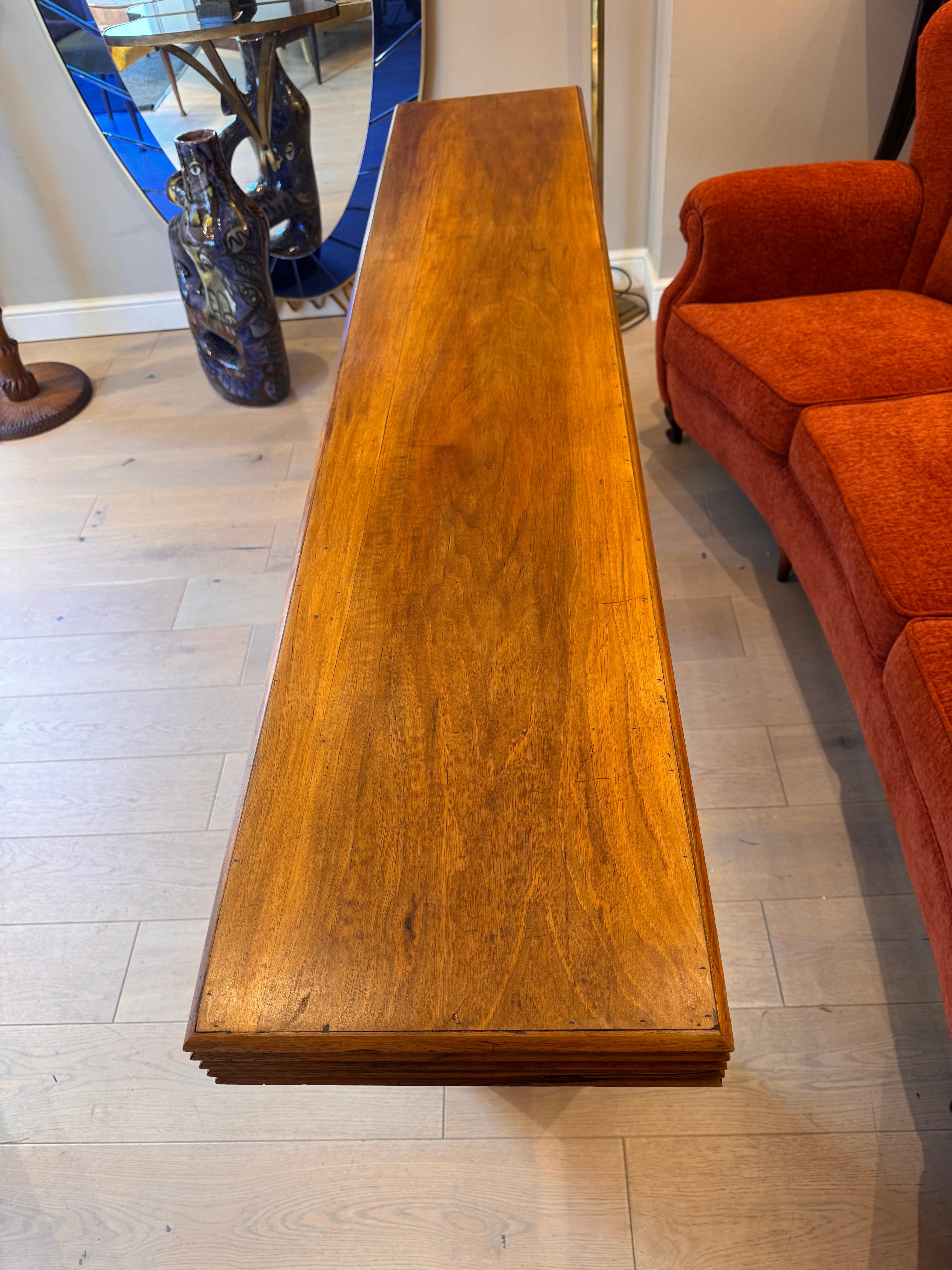 Una gran consola de nogal de diseño arquitectónico de Giovanni Michelucci en Bueno estado para la venta en London, GB