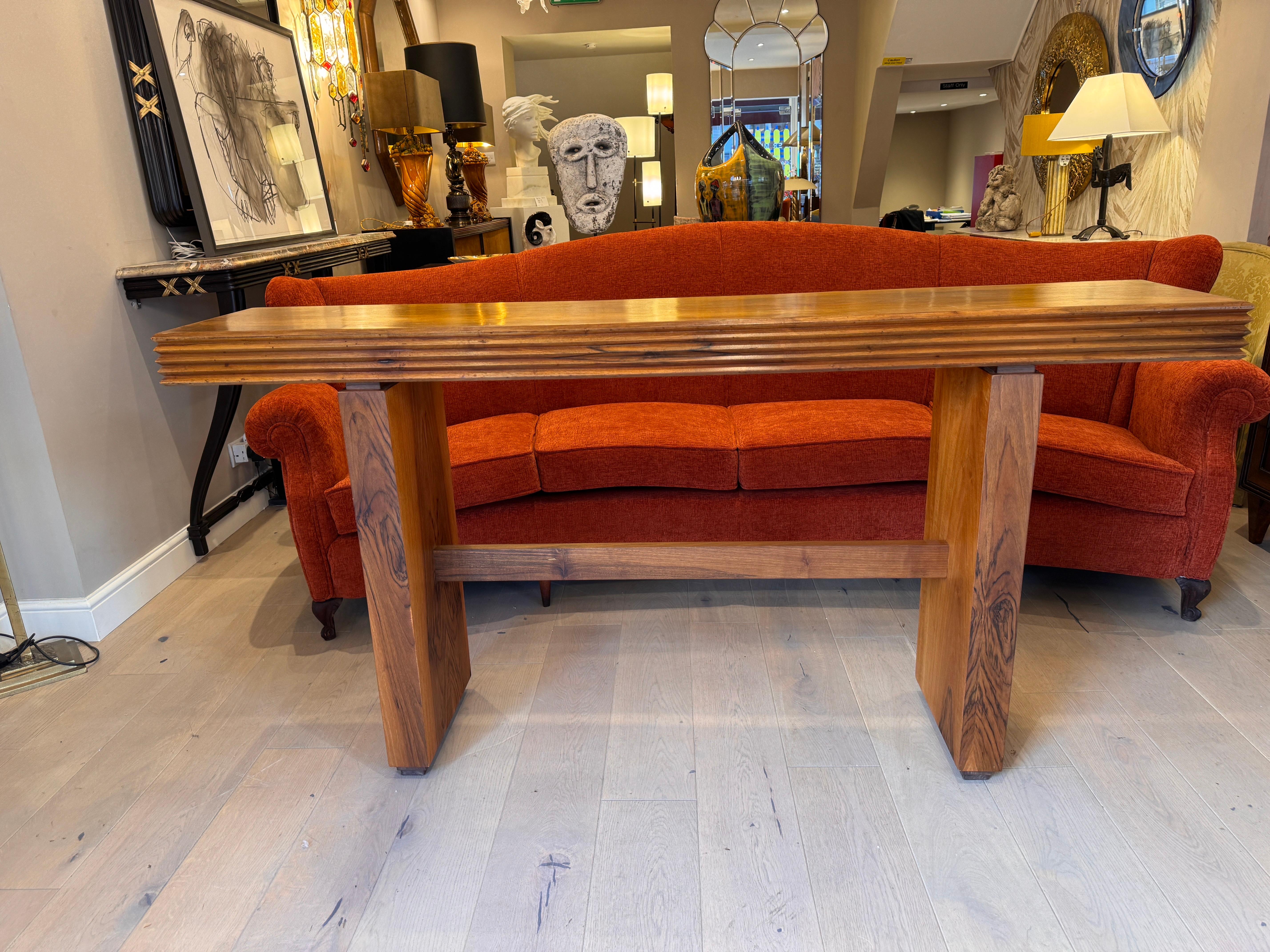 Una gran consola de nogal de diseño arquitectónico de Giovanni Michelucci siglo XX en venta