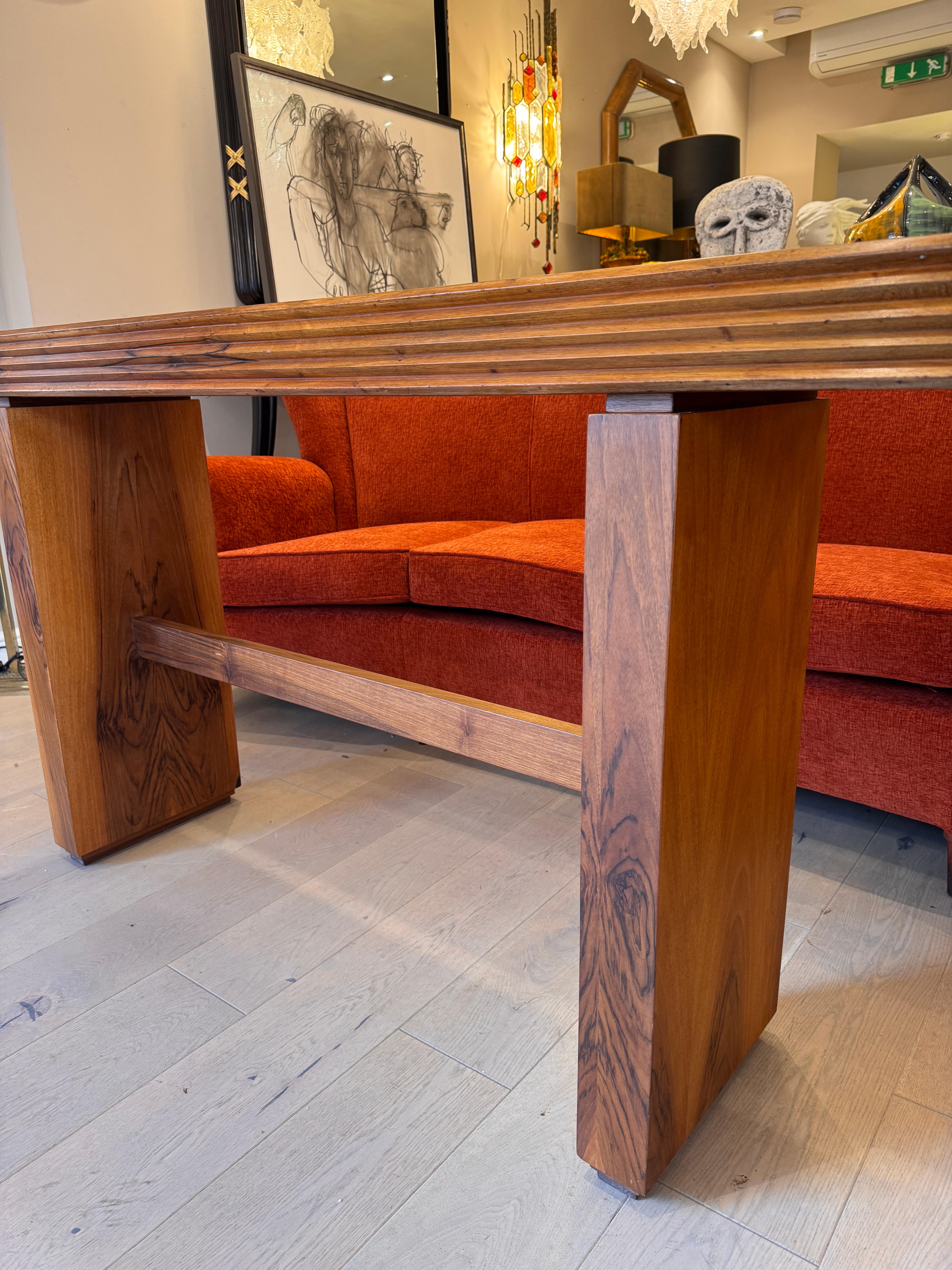 Una gran consola de nogal de diseño arquitectónico de Giovanni Michelucci Nogal en venta