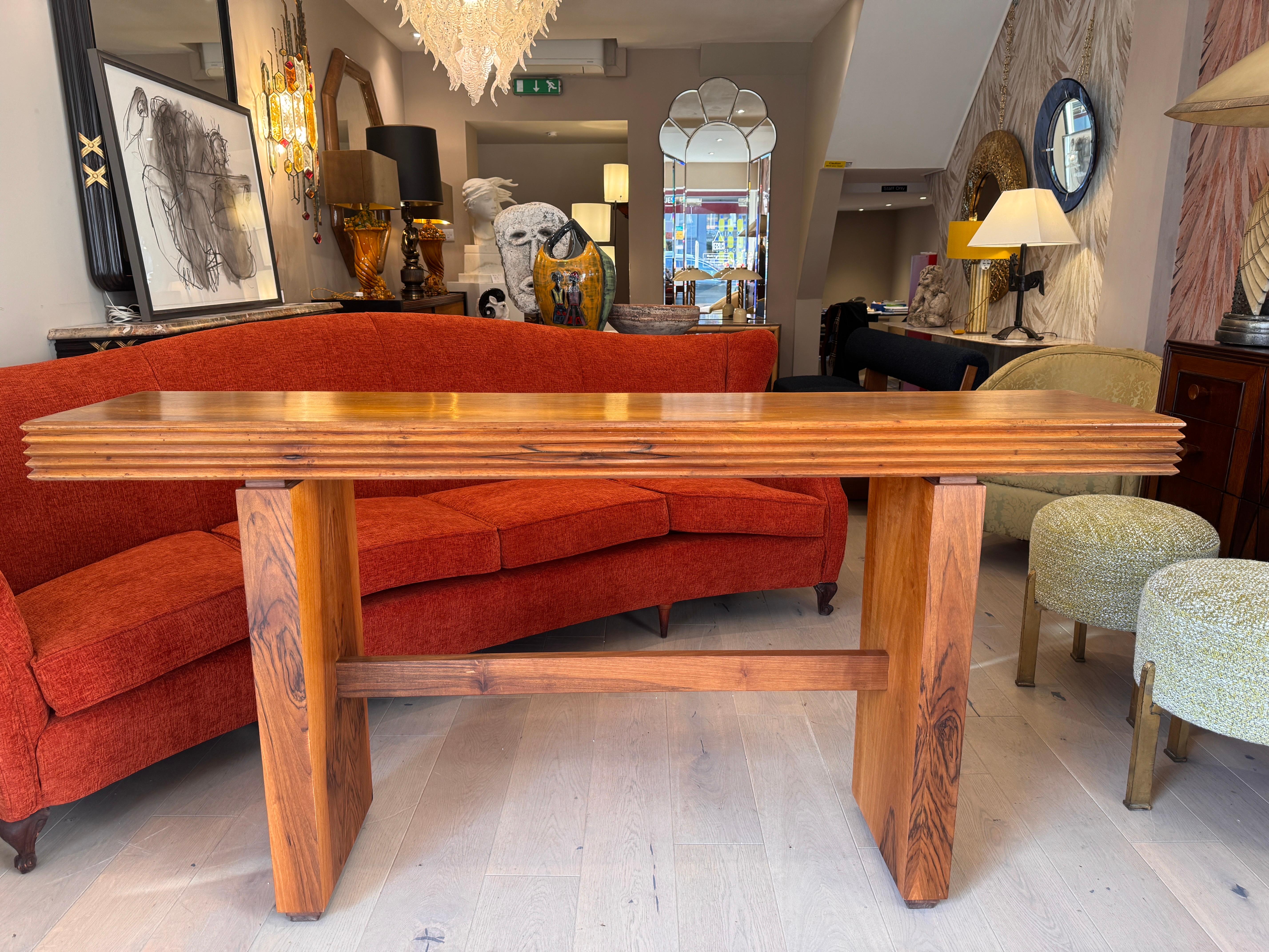 Una gran consola de nogal de diseño arquitectónico de Giovanni Michelucci en venta 1