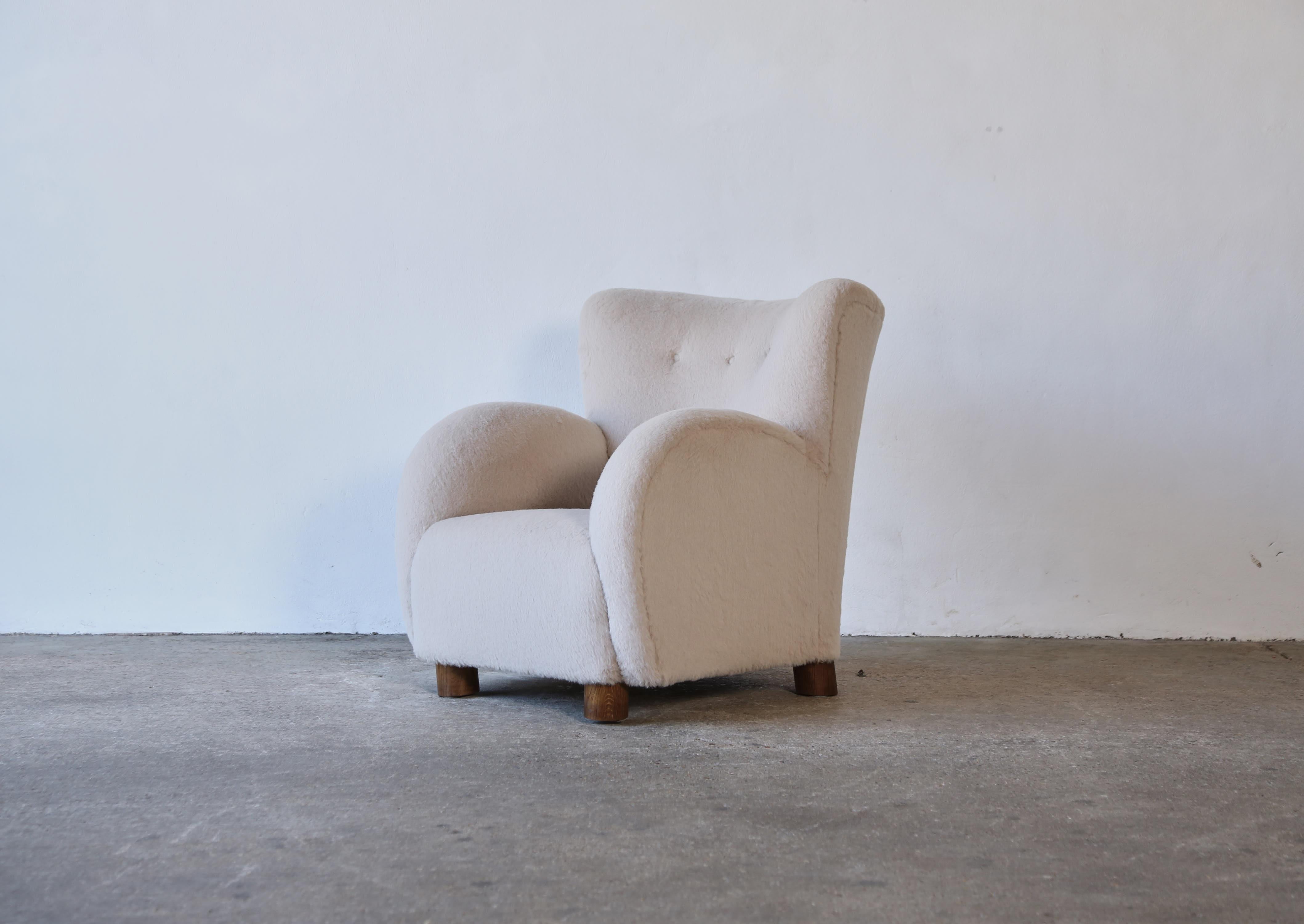 Ein großer Sessel, Dänemark, 1950er Jahre. Neu gepolstert mit luxuriöser, weicher, elfenbeinfarbener Alpakawolle. Schneller Versand weltweit.
 


