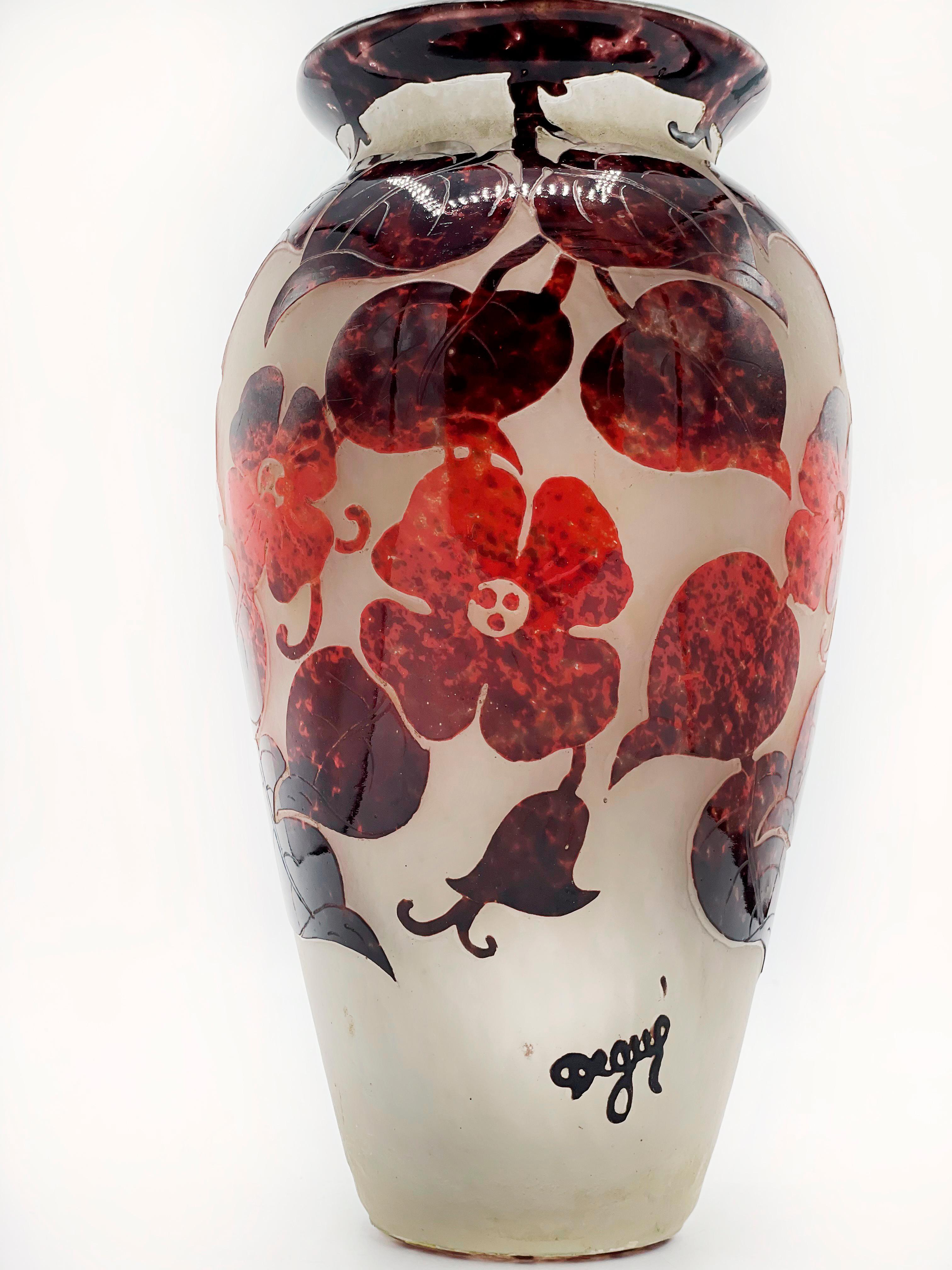 Art déco Grand vase Art Déco en verre camée gravé à l'acide, signé Degue en vente