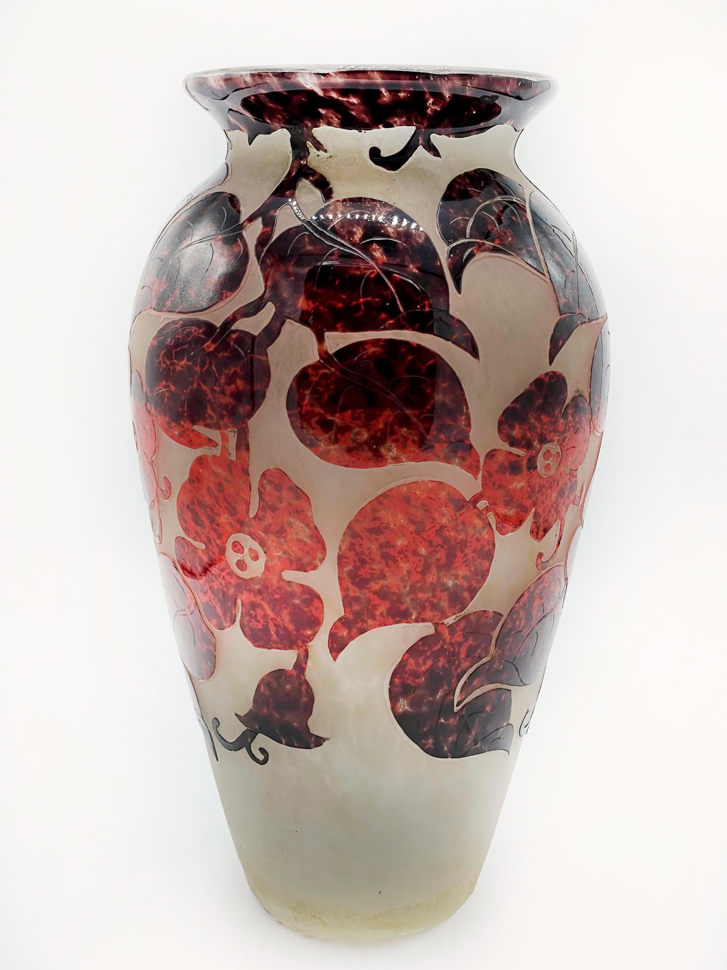 Français Grand vase Art Déco en verre camée gravé à l'acide, signé Degue en vente