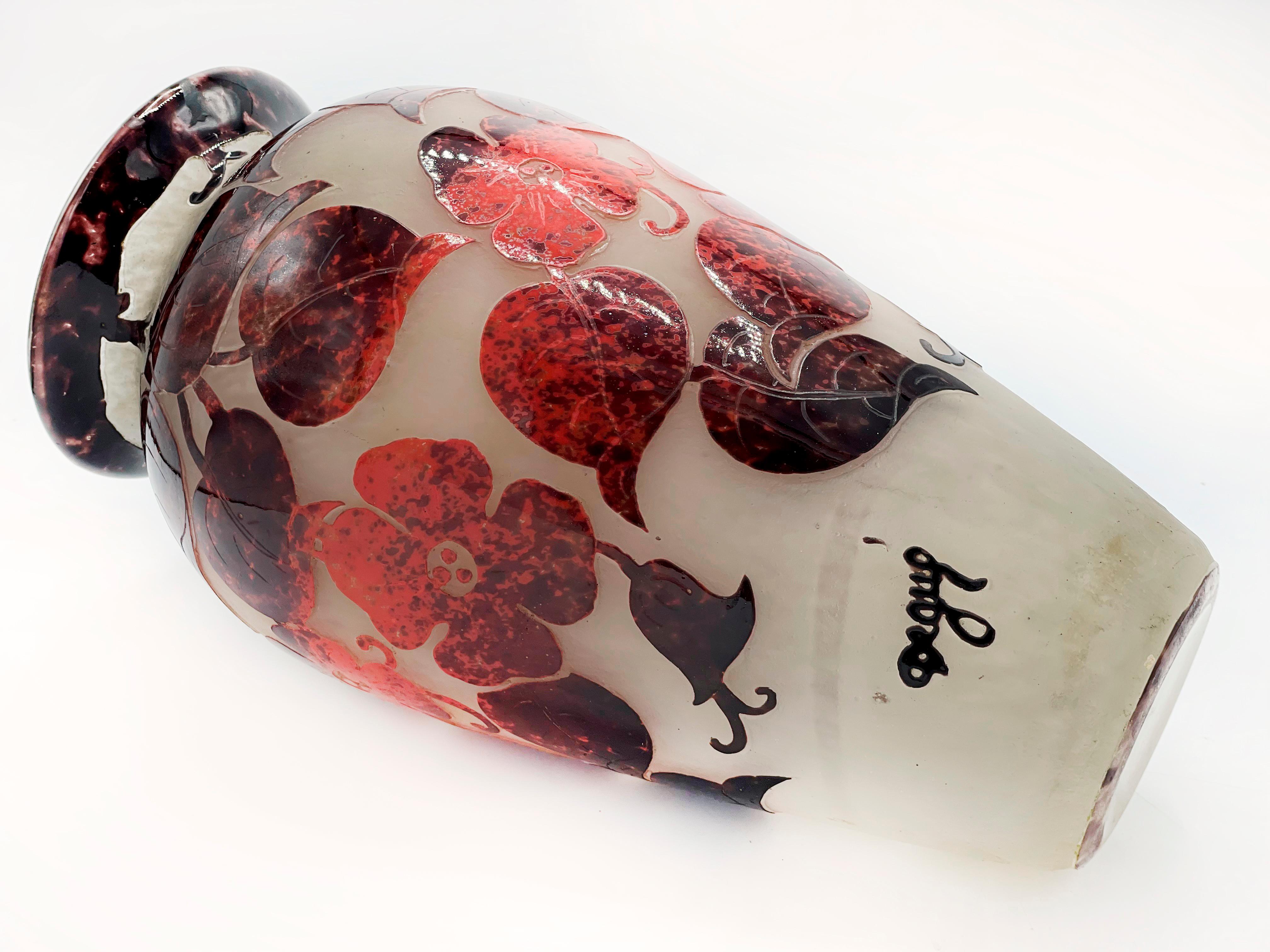 Gravé Grand vase Art Déco en verre camée gravé à l'acide, signé Degue en vente