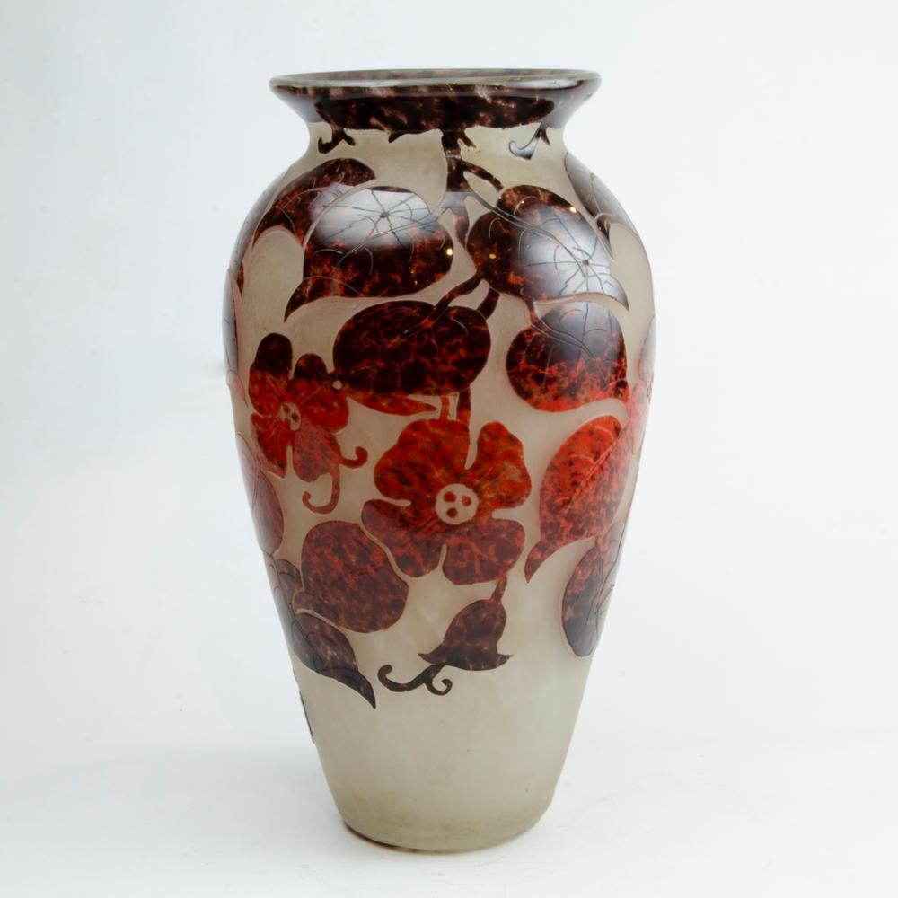 Milieu du XXe siècle Grand vase Art Déco en verre camée gravé à l'acide, signé Degue en vente