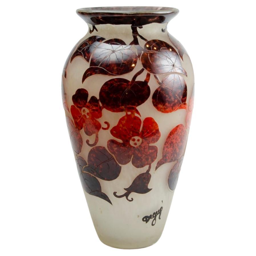 Grand vase Art Déco en verre camée gravé à l'acide, signé Degue