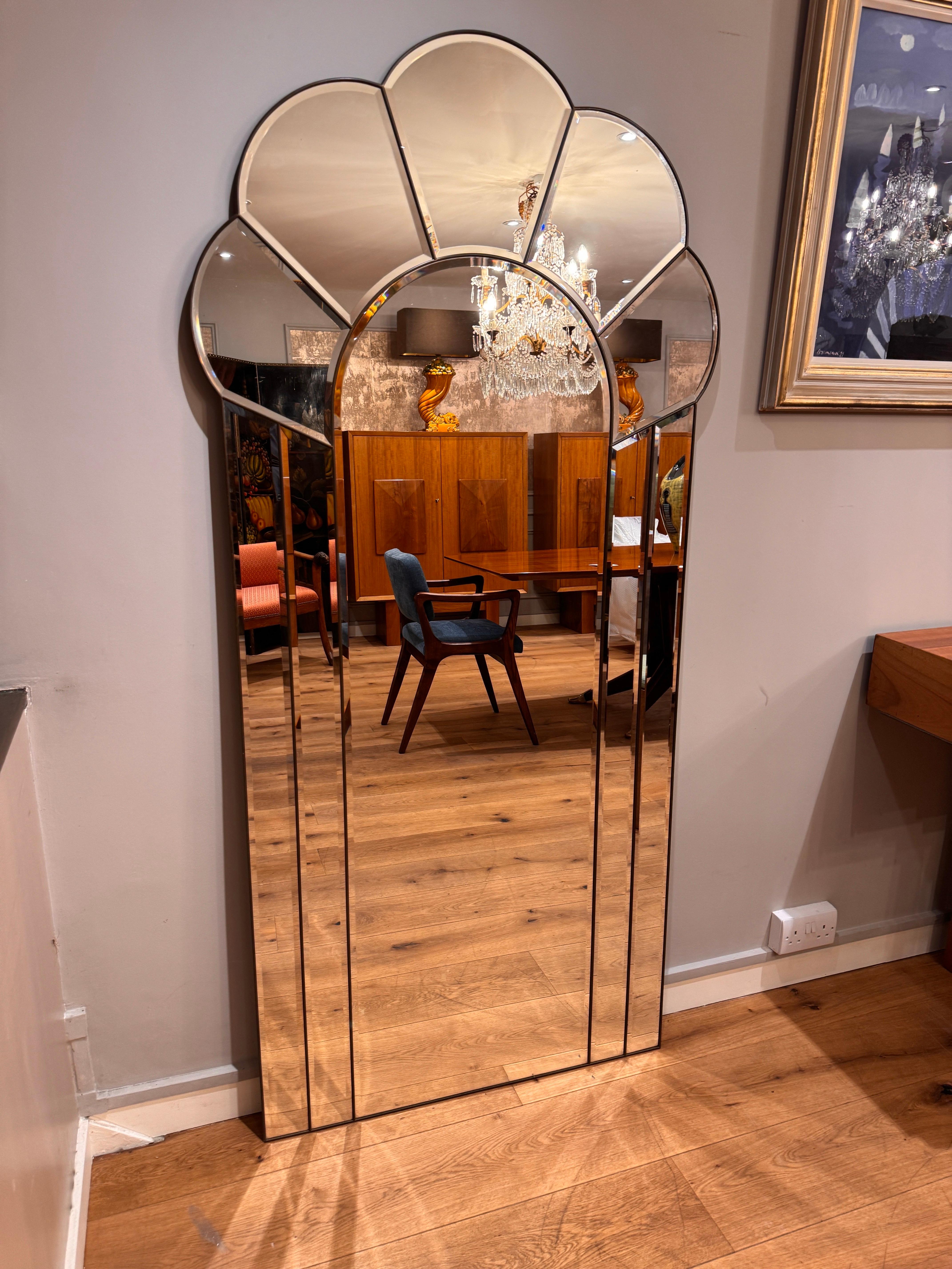 Ein wunderschön gestalteter Spiegel aus Messing mit abgeschrägtem Glas für den Kaminsims oder die Kaminmontage  (kein Futter) . Sehr groß mit einer Höhe von 180cm (71inches) und einer Breite von 80cm (31.5inches). Der Spiegel wurde ohne