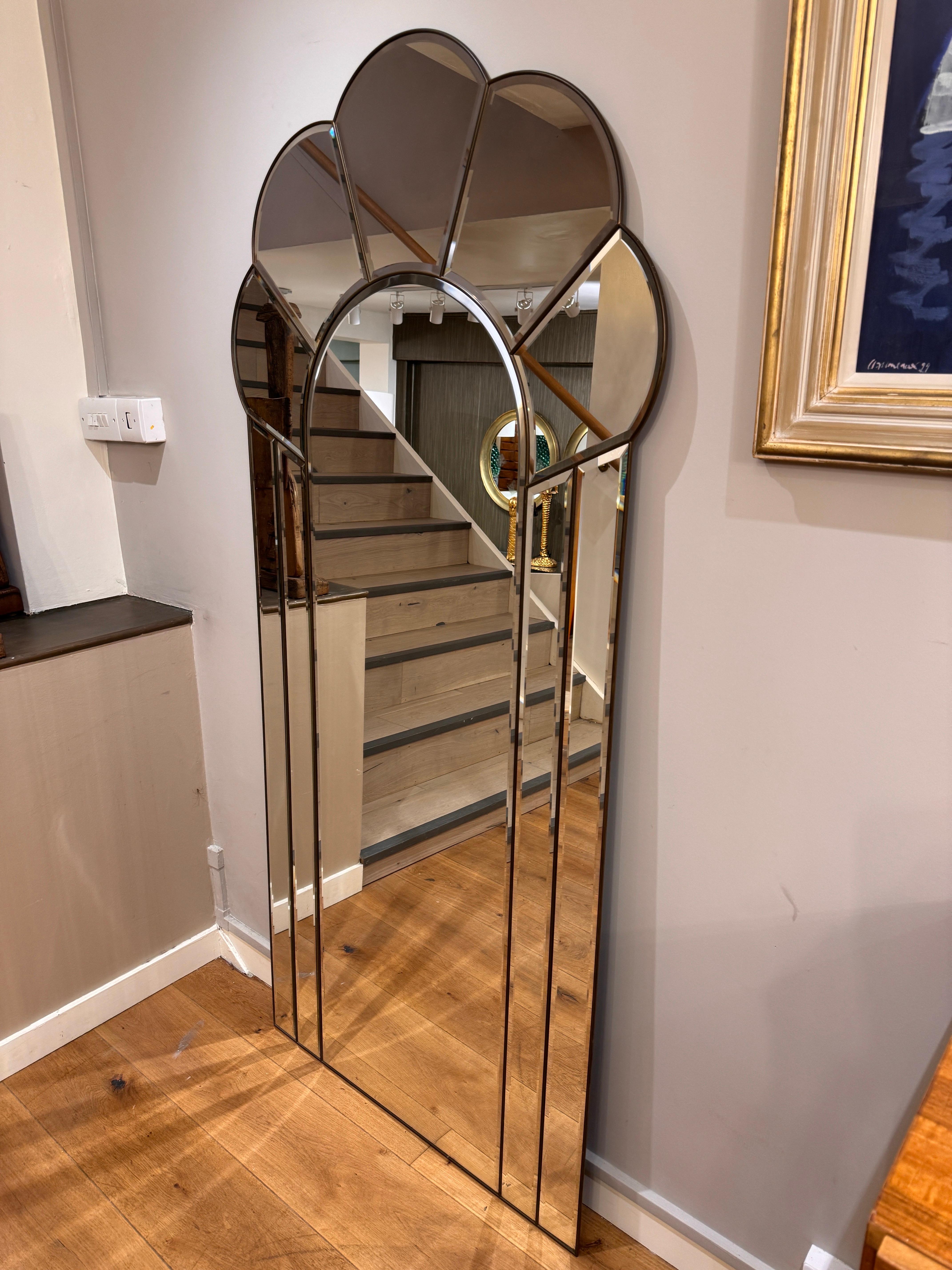 Eine große Art Deco Messing & abgeschrägten Glas overmantel Spiegel im Zustand „Gut“ im Angebot in London, GB