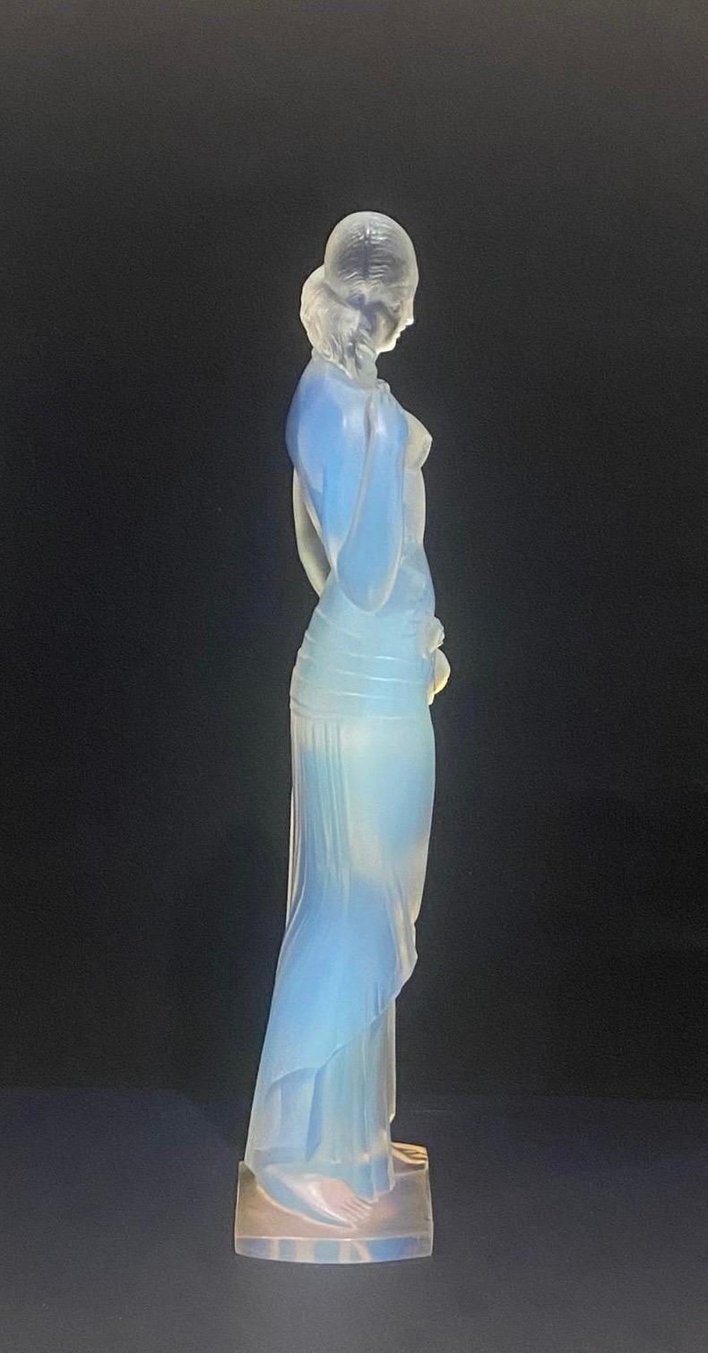 Una grande figura originale Art déco di Sabino Paris intitolata Cariatide.
Questa scultura in vetro di alta qualità è stata prodotta negli anni '30. 
Un'imponente statua realizzata in vetro opalescente stampato e pressato, 
Una taglia Large con