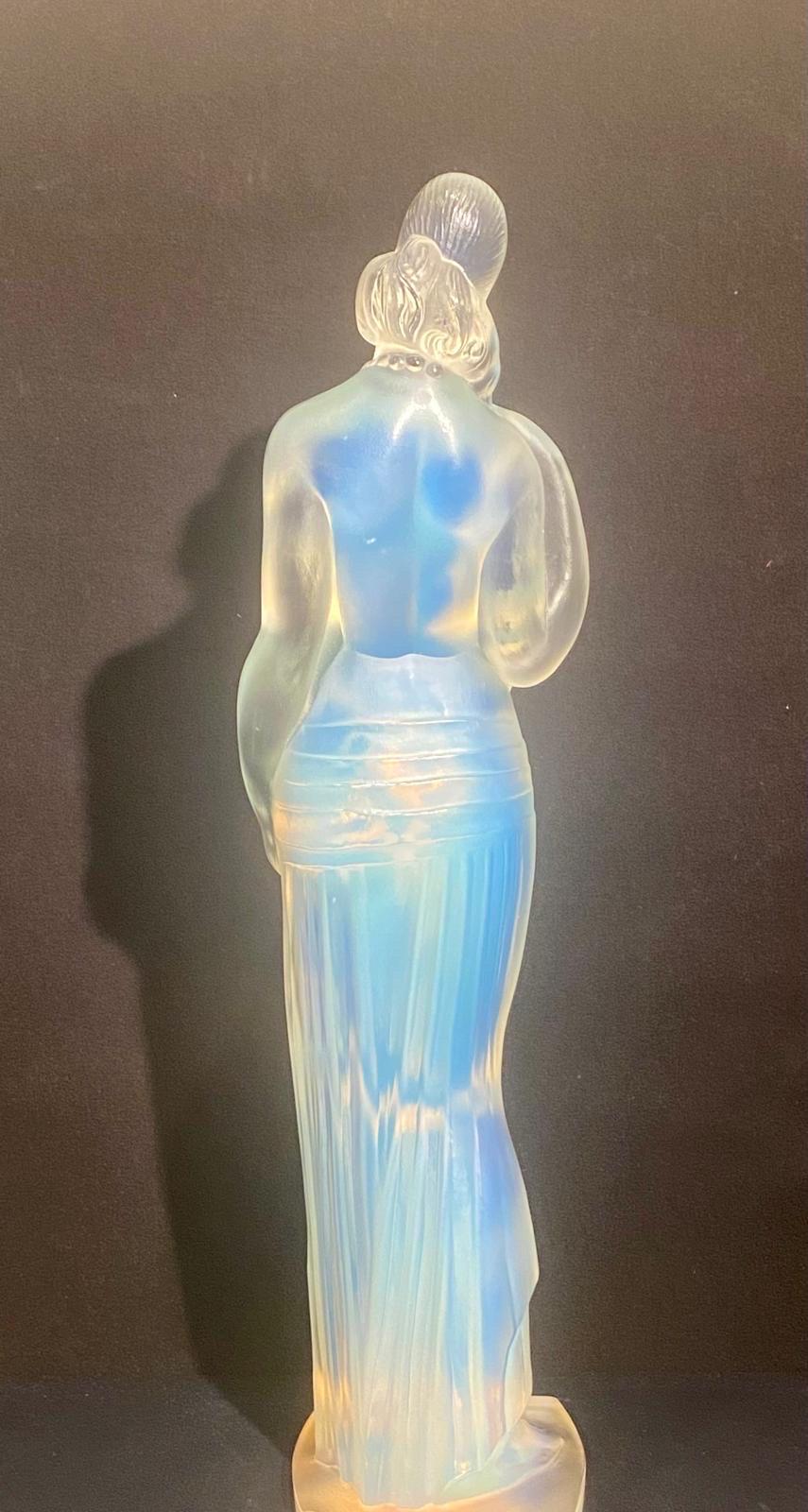 Vetro opalino Grande statuetta Cariatide in vetro Art déco di Marius-Ernest Sabino (1878-1961) in vendita