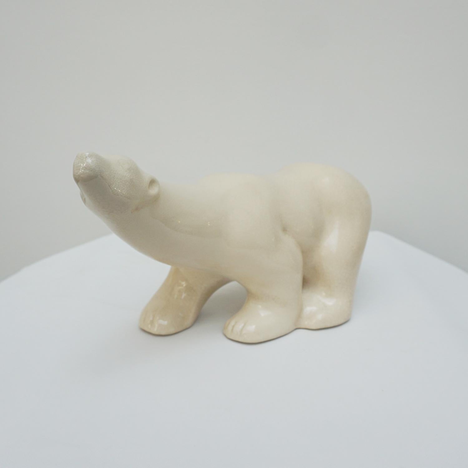Grand ours polaire en glace Art déco attribué à Pierre Chanet. Glaçure craquelée crème, marquée 