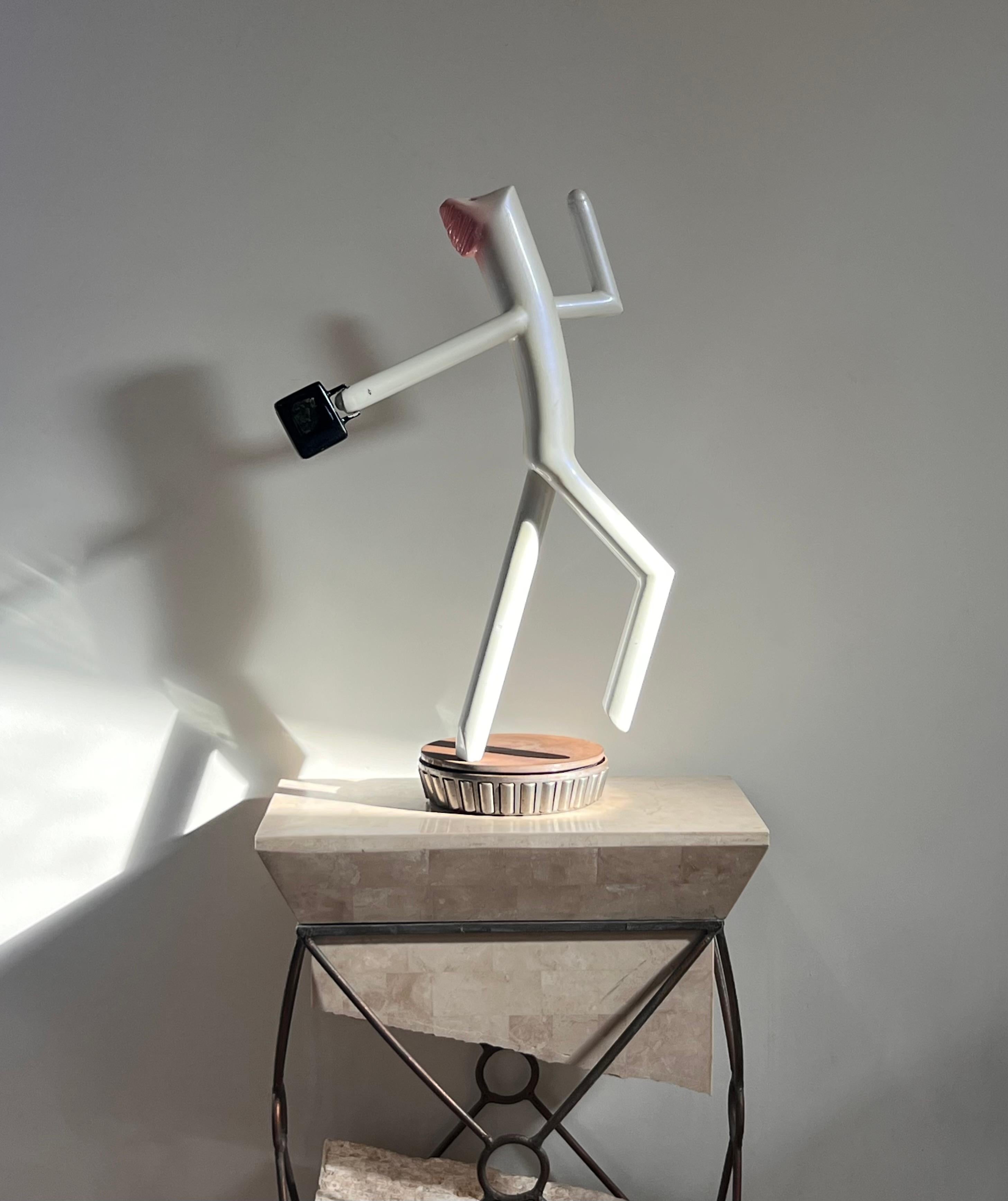 Escultura expresionista Art Decó increíblemente rara de una figura cinética, a media zancada con una valija, montada sobre un soporte metálico giratorio, principios del siglo XX. Poco se sabe sobre la procedencia de esta pieza coleccionable y