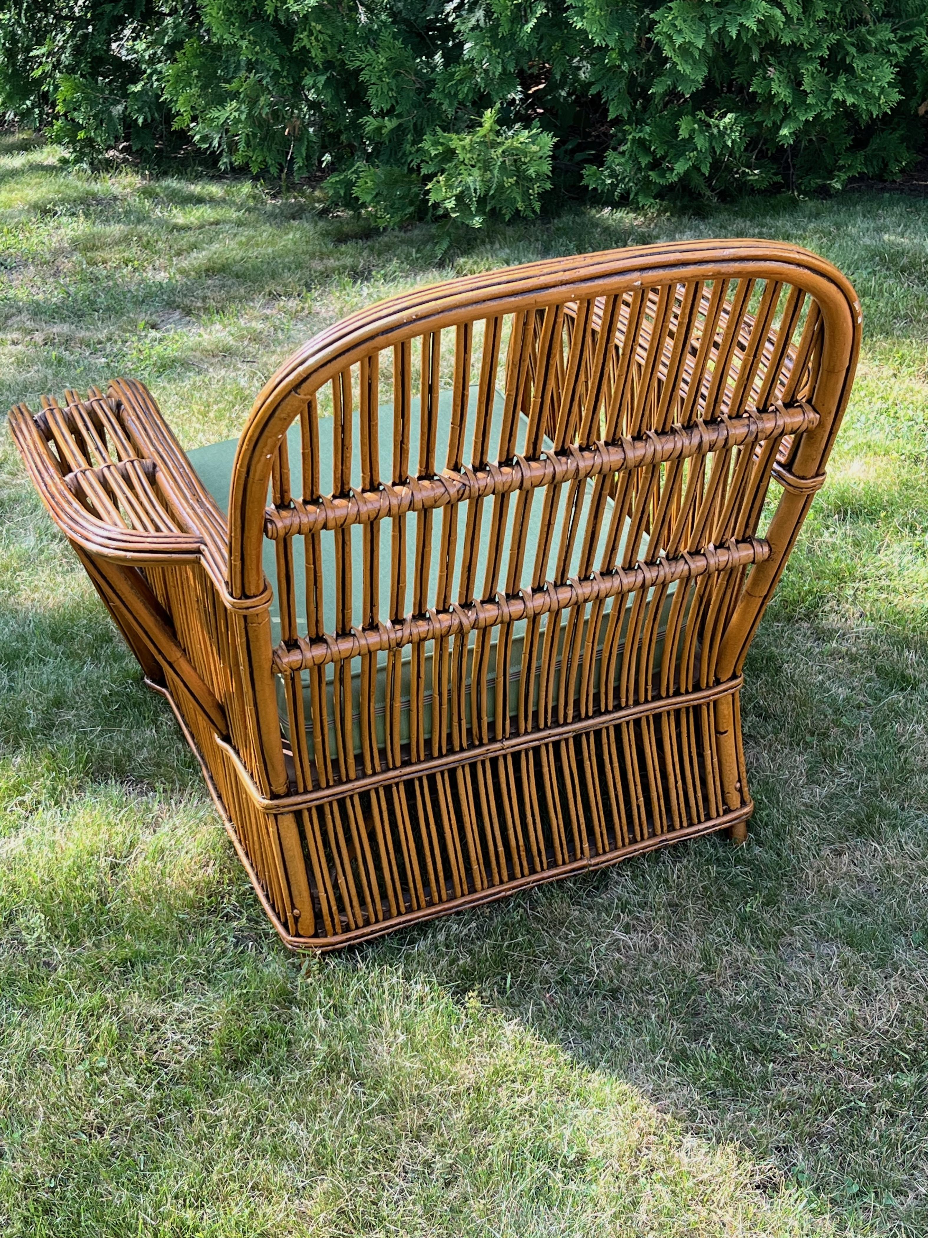 Una grande poltrona Art Deco in rattan con finitura naturale e cuscini Sunbrella color cilantro. in vendita 2