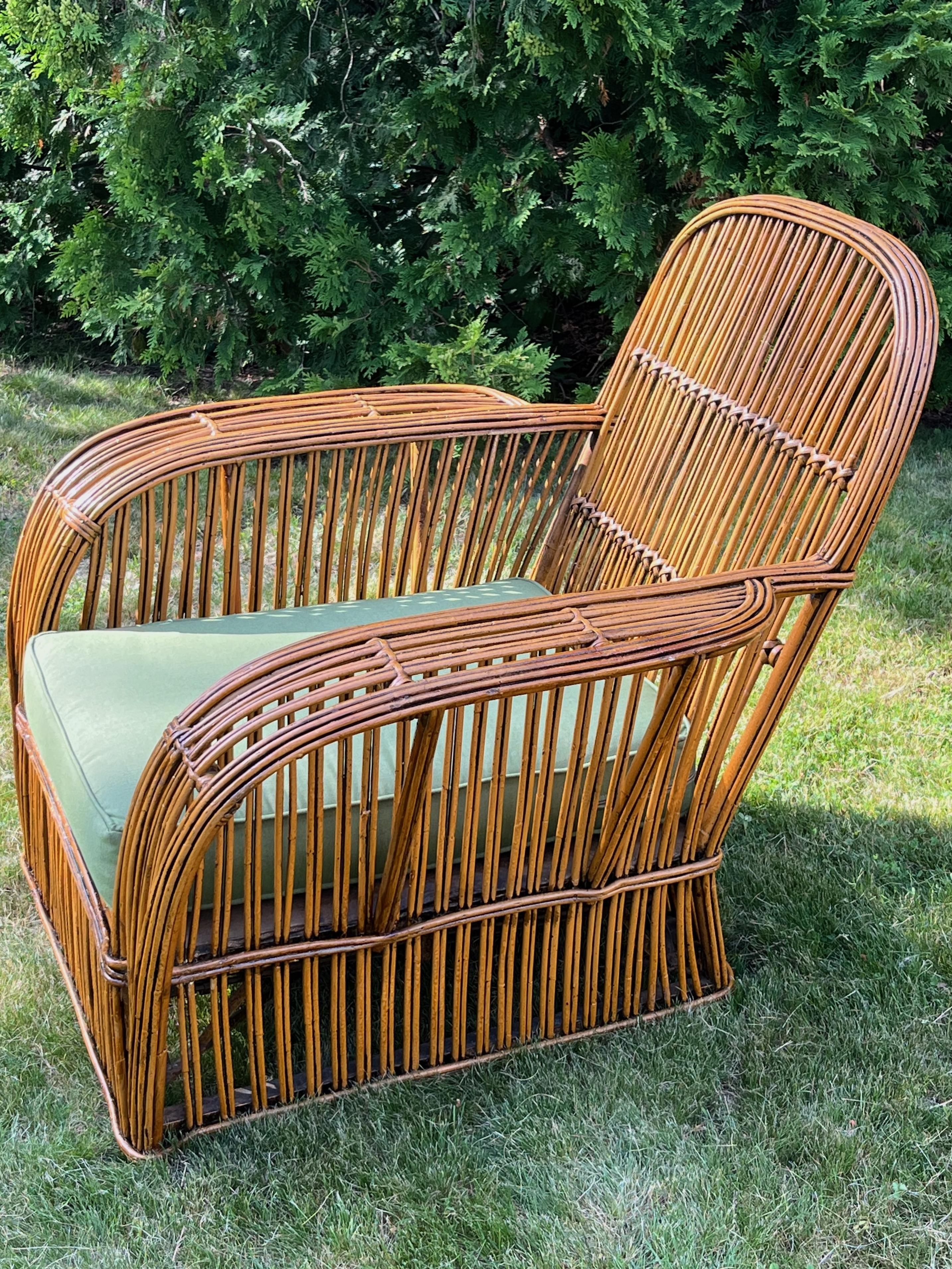 Una grande poltrona Art Deco in rattan con finitura naturale e cuscini Sunbrella color cilantro. in vendita 3