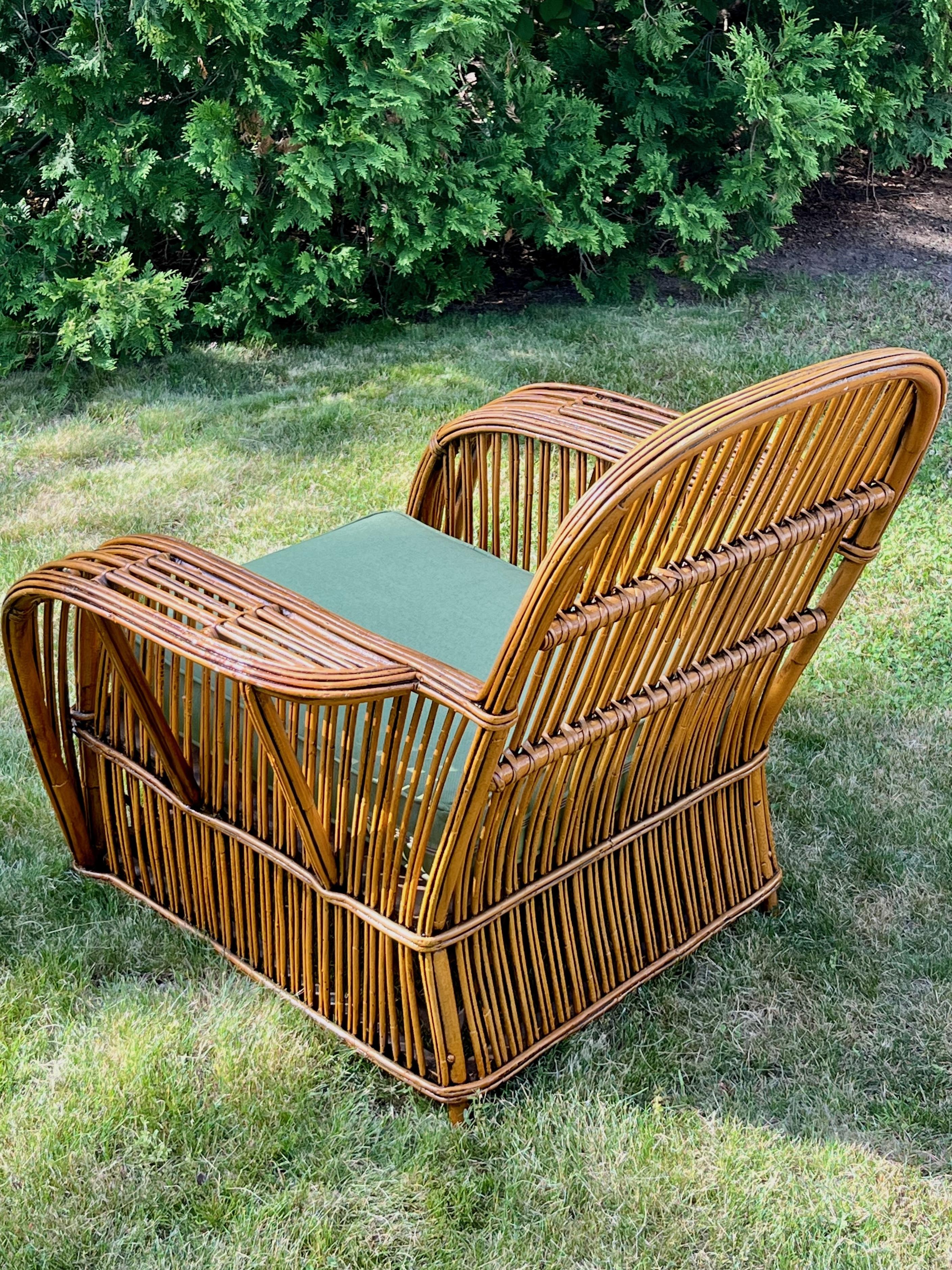 Una grande poltrona Art Deco in rattan con finitura naturale e cuscini Sunbrella color cilantro. in vendita 4