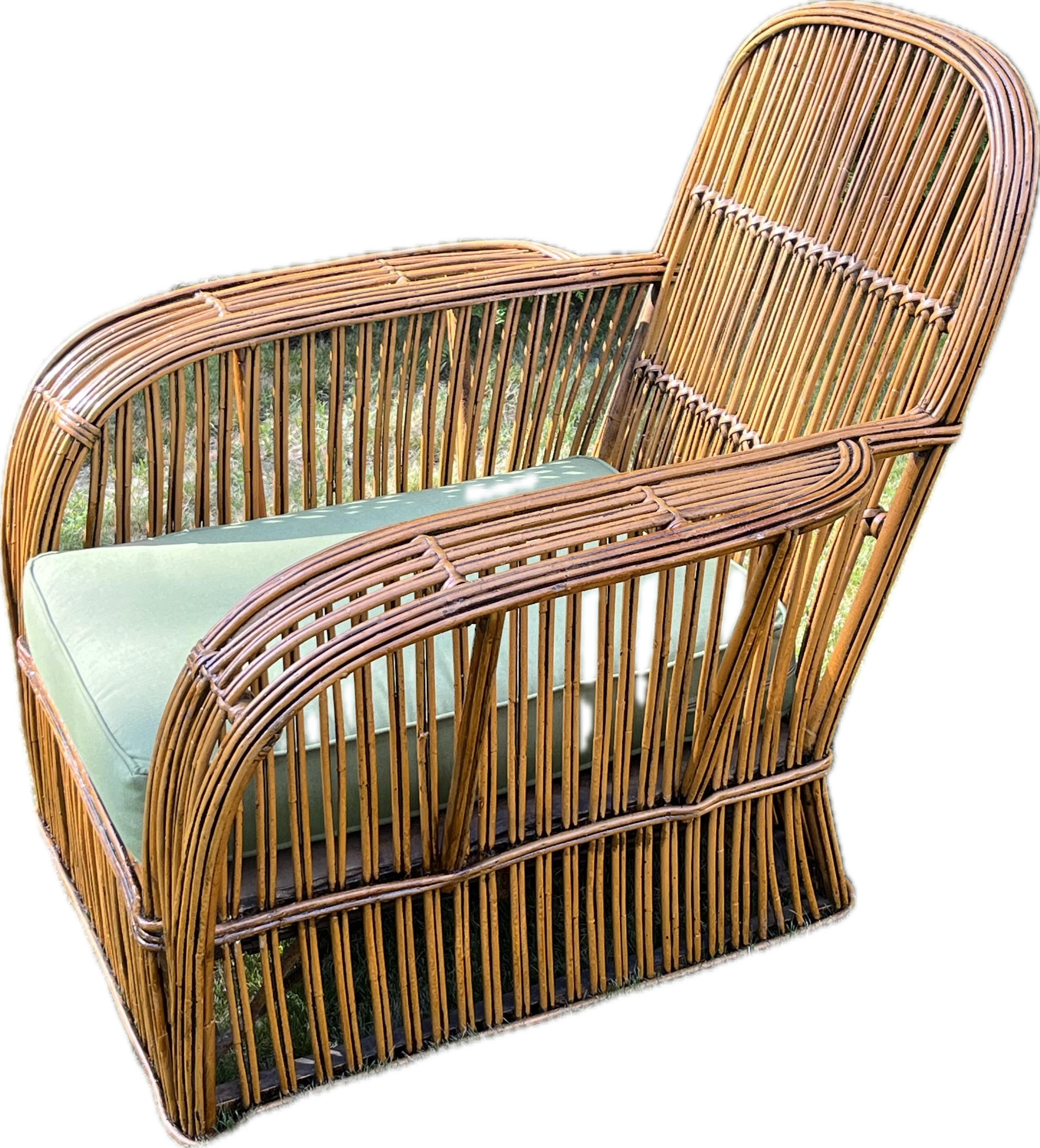 Una grande poltrona Art Deco in rattan con finitura naturale e cuscini Sunbrella color cilantro. in vendita 5