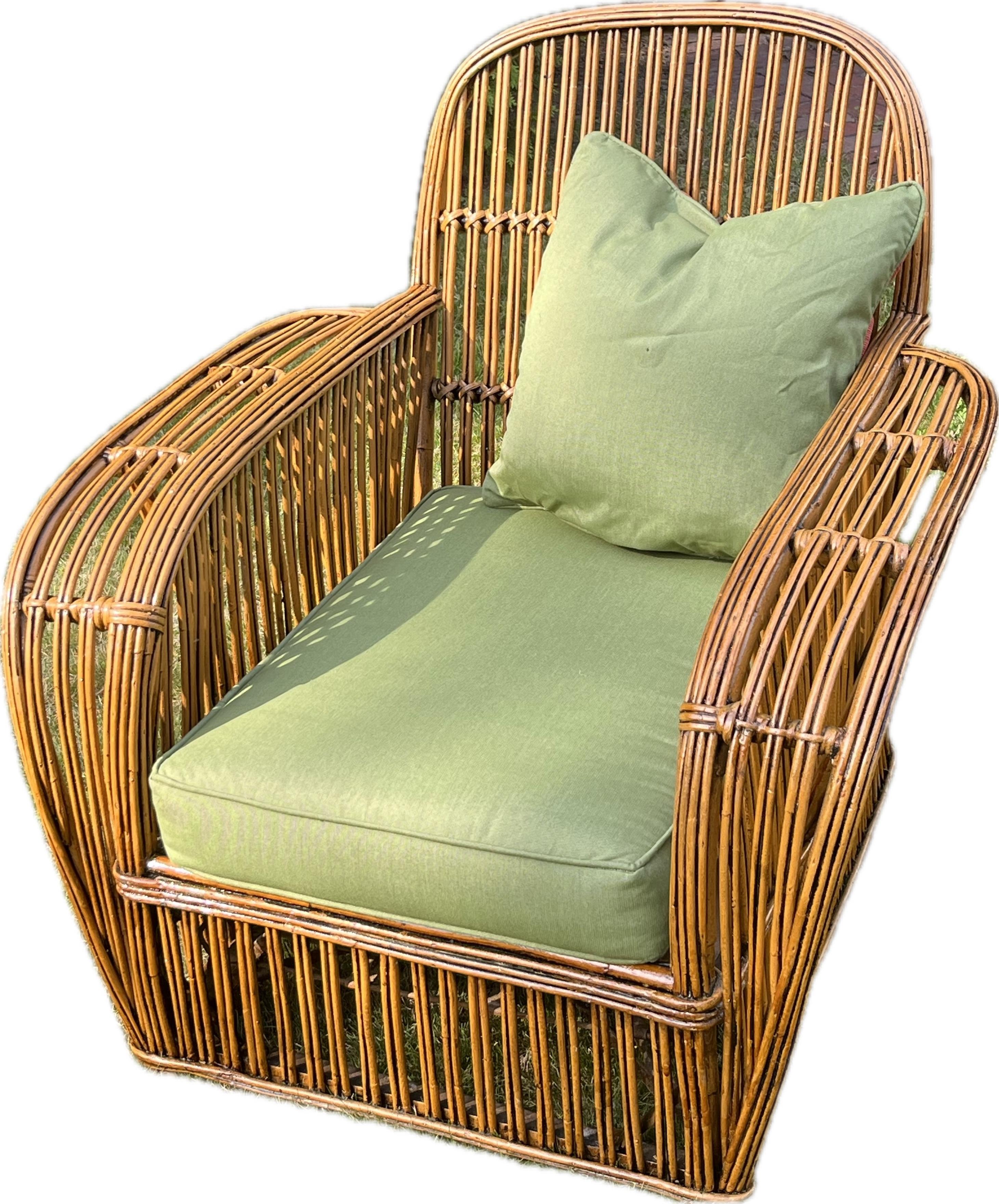 Art Déco Una grande poltrona Art Deco in rattan con finitura naturale e cuscini Sunbrella color cilantro. in vendita