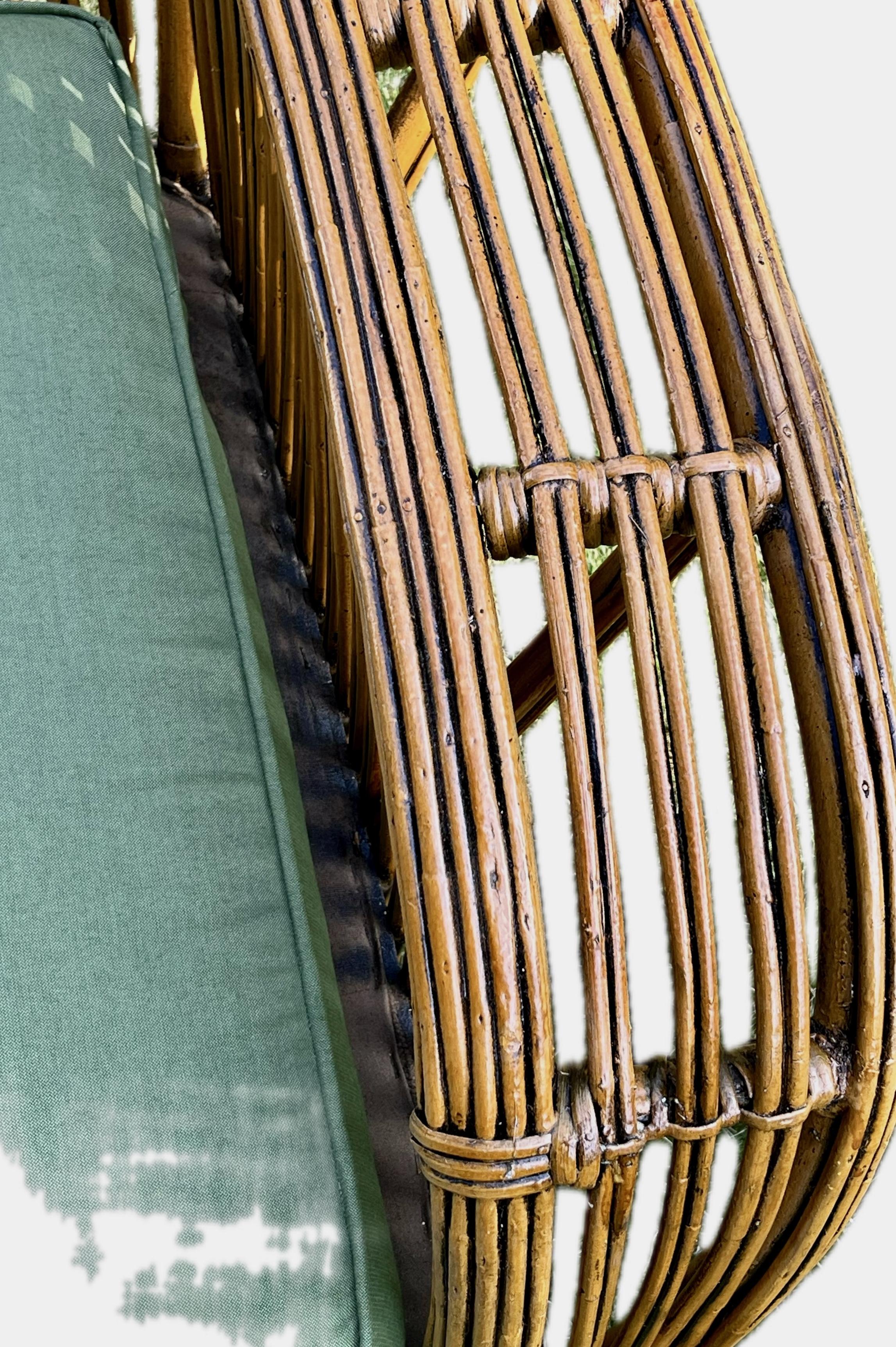 Una grande poltrona Art Deco in rattan con finitura naturale e cuscini Sunbrella color cilantro. In condizioni buone in vendita a Nashua, NH