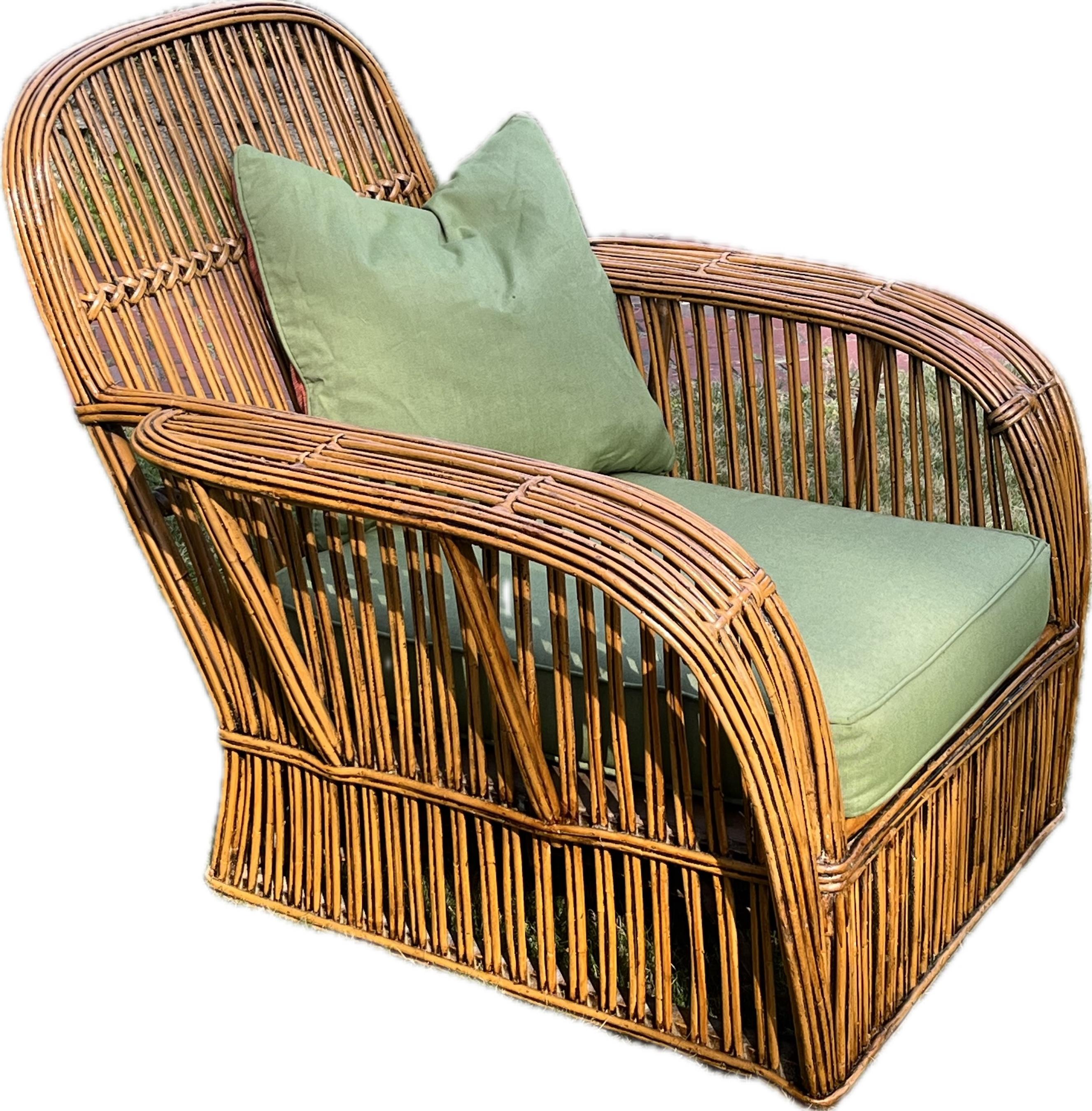 Inizio XX secolo Una grande poltrona Art Deco in rattan con finitura naturale e cuscini Sunbrella color cilantro. in vendita