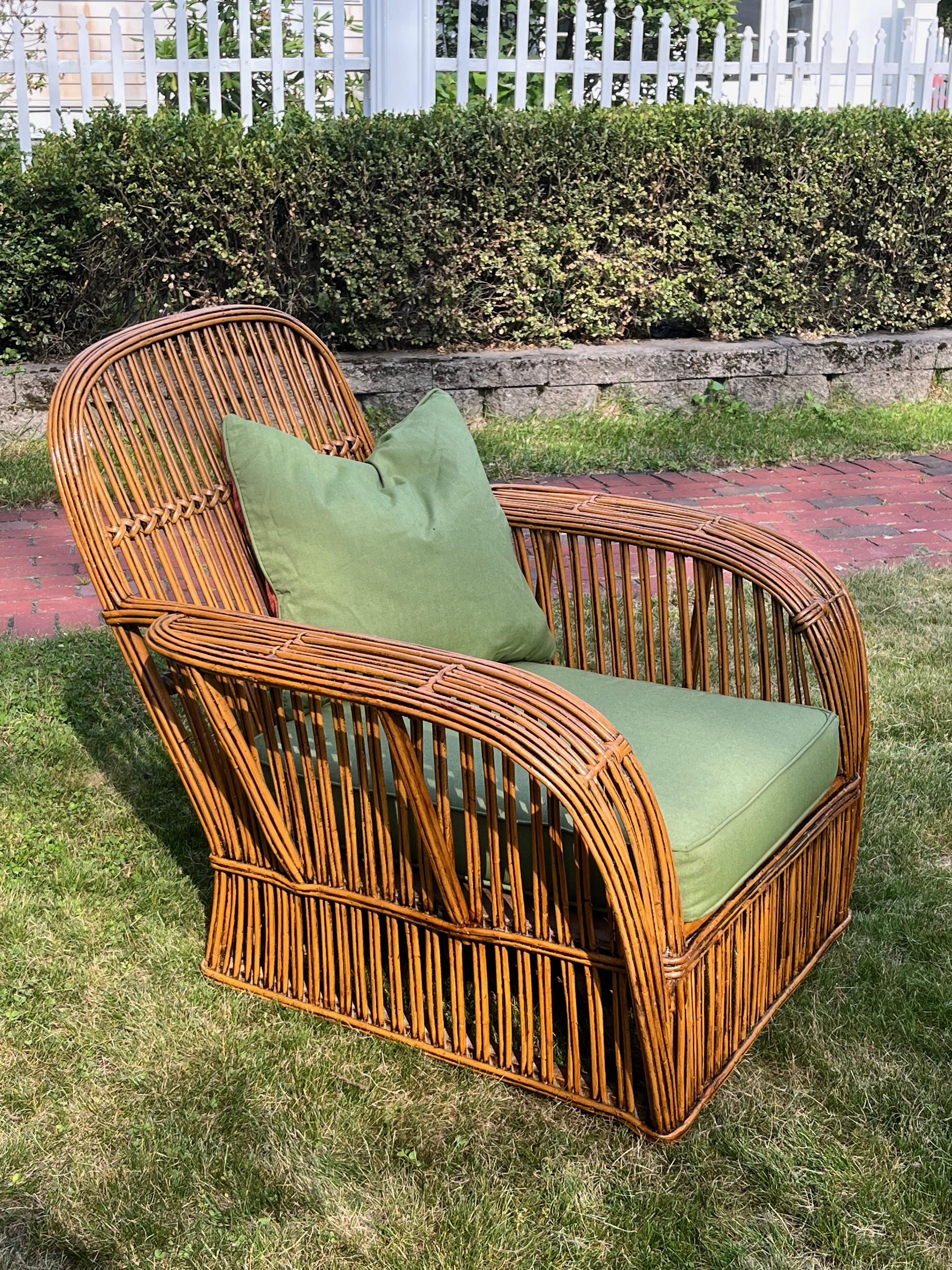 Tappezzeria Una grande poltrona Art Deco in rattan con finitura naturale e cuscini Sunbrella color cilantro. in vendita