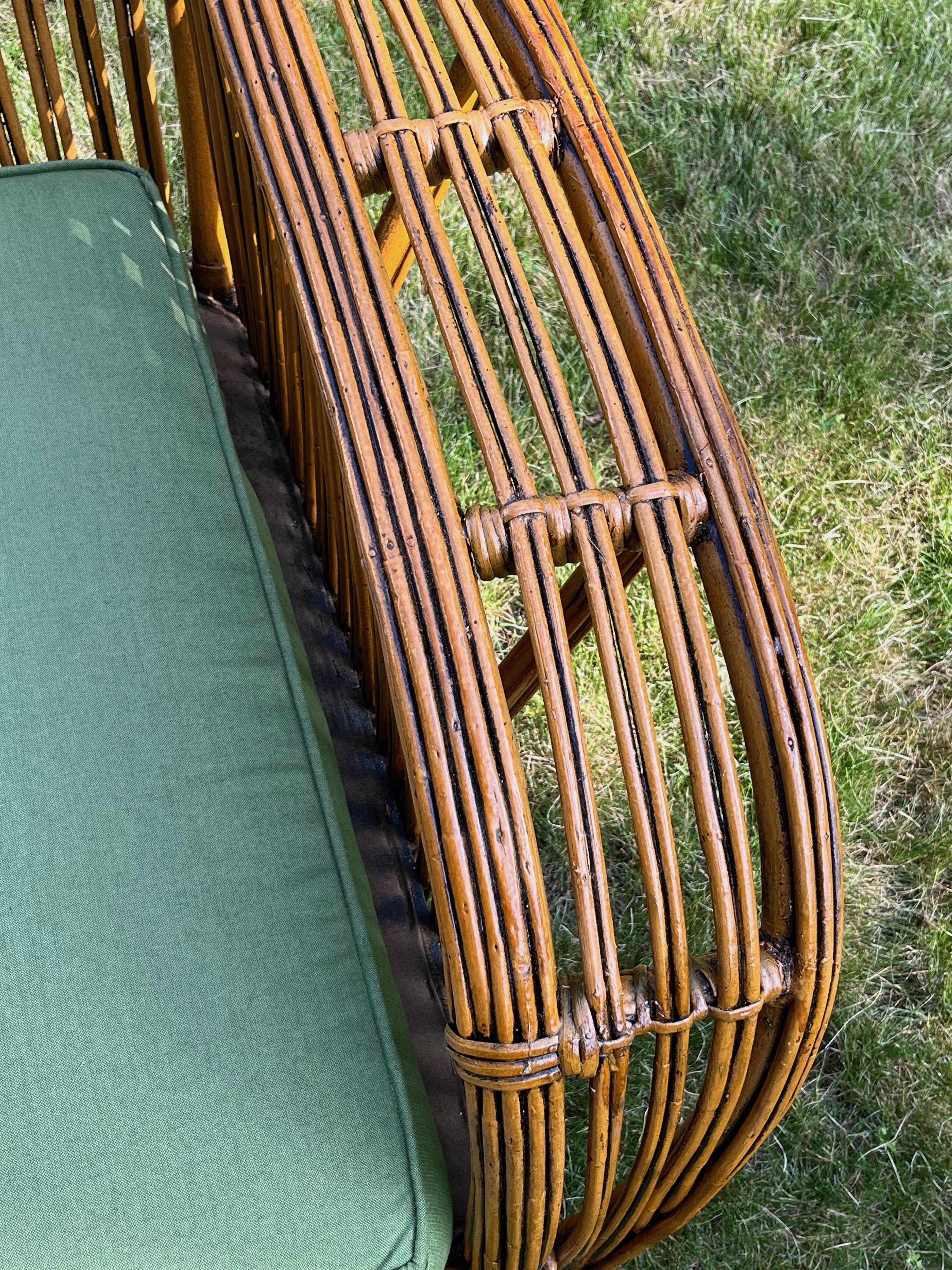 Una grande poltrona Art Deco in rattan con finitura naturale e cuscini Sunbrella color cilantro. in vendita 1