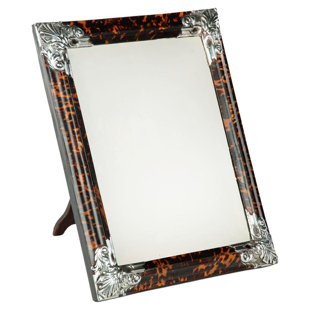 Ein großer, in Silber gefasster Art Deco Staffeleispiegel aus Schildpatt im Angebot