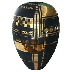 Große schwarz glasierte eiförmige Vase im Art-Déco-Stil mit vergoldeter geometrischer Dekoration