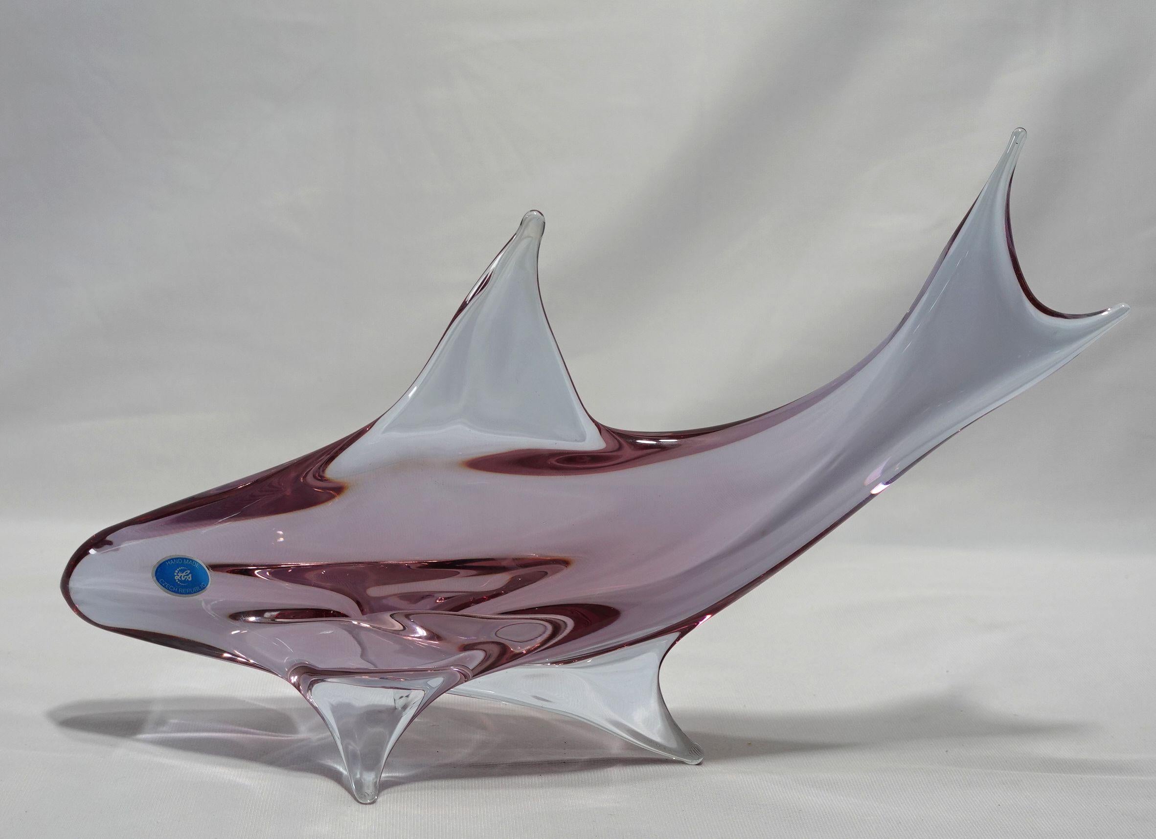 Grande sculpture en verre d'art représentant un dauphin, étiquette en papier : République tchèque