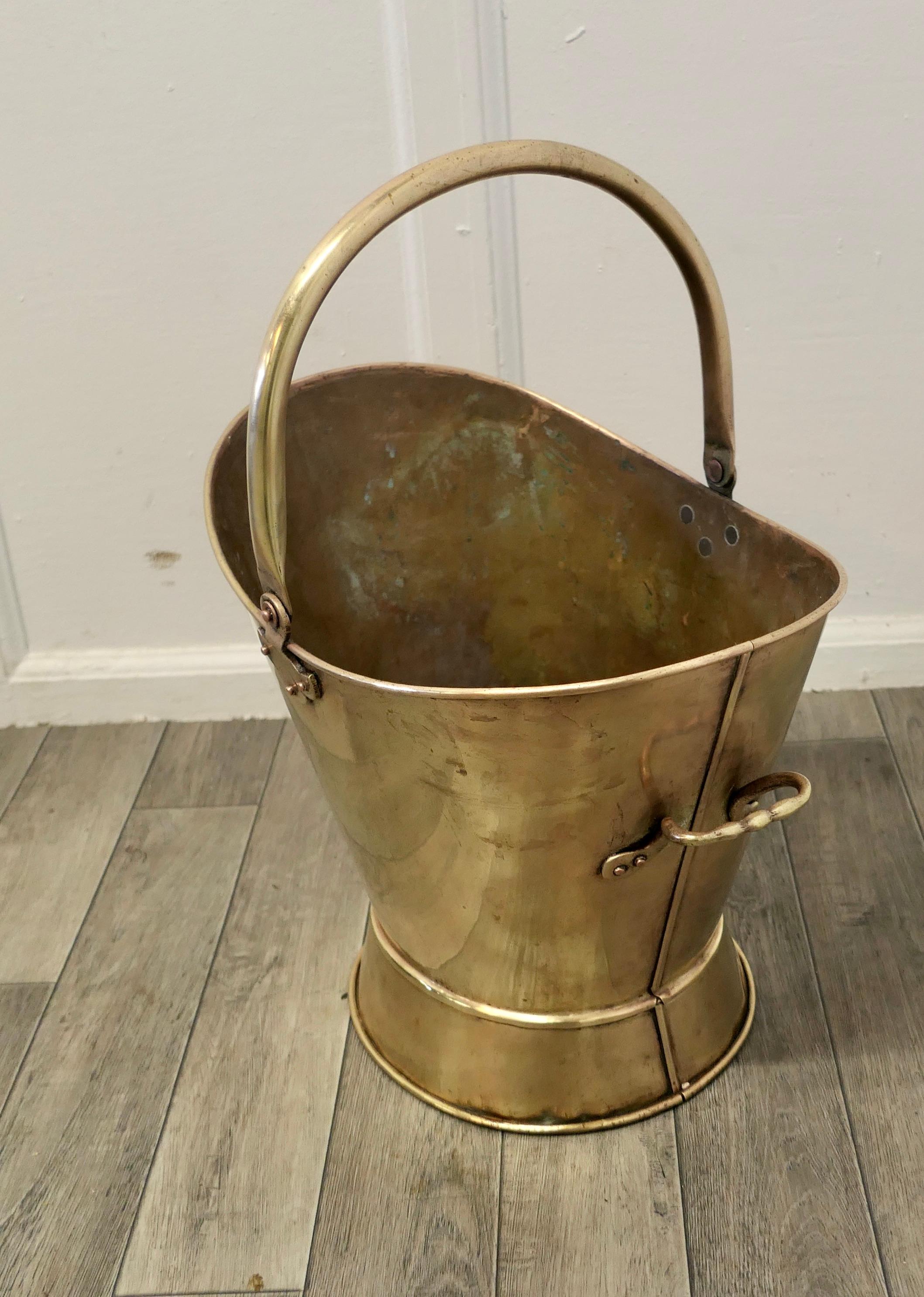 Large Art Nouveau Brass Helmet Coal Scuttle  In Good Condition For Sale In Chillerton, Isle of Wight