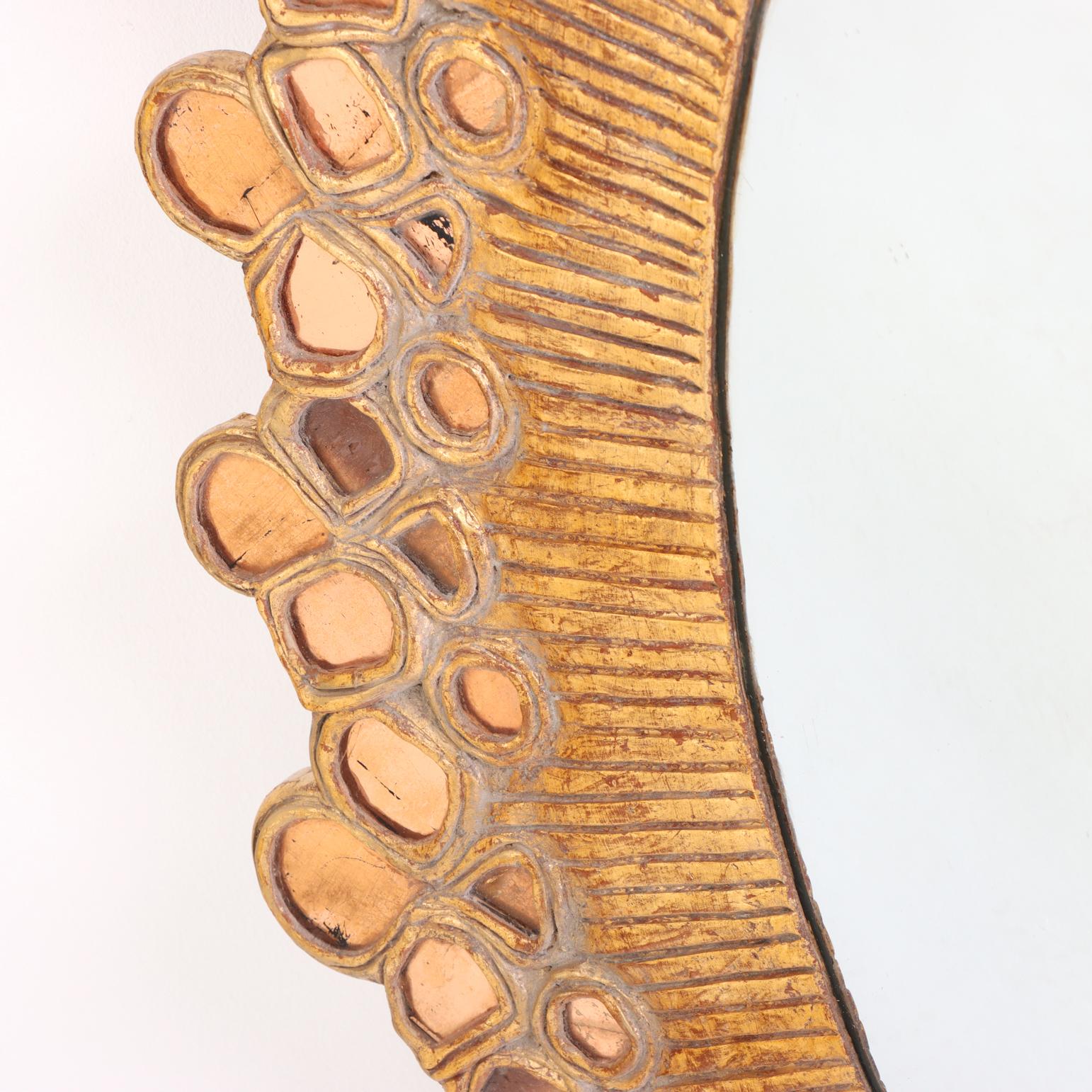 Gran espejo convexo de cristal de cobre y resina dorada de estilo Art Nouveau. en Bueno estado para la venta en Philadelphia, PA