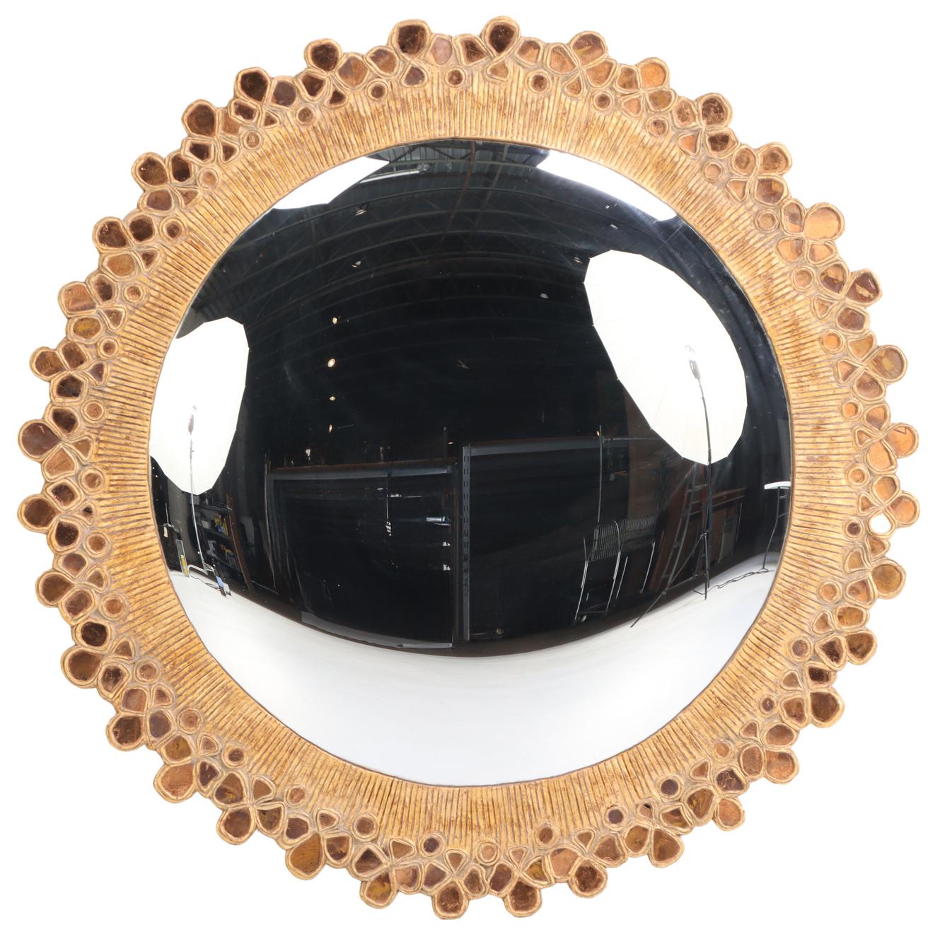 Gran espejo convexo de cristal de cobre y resina dorada de estilo Art Nouveau. Vidrio en venta