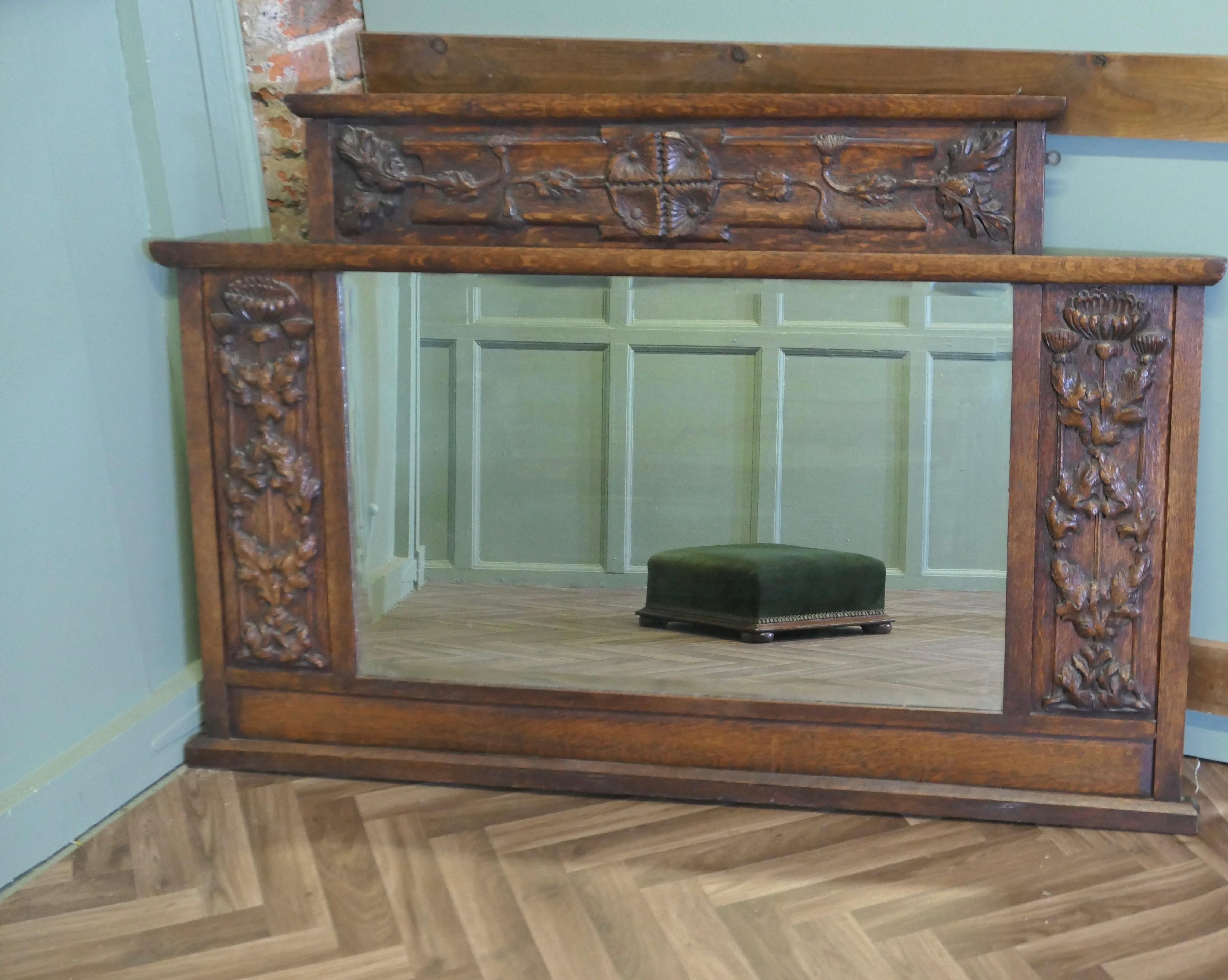 Großer Arts and Crafts-Overmantel oder Wandspiegel aus geschnitzter Eiche

Dies ist ein sehr großer Spiegel der Rahmen hat eine geschnitzte Dekoration an der Spitze und an den Seiten, die Schnitzerei ist im keltischen Stil, so wahrscheinlich