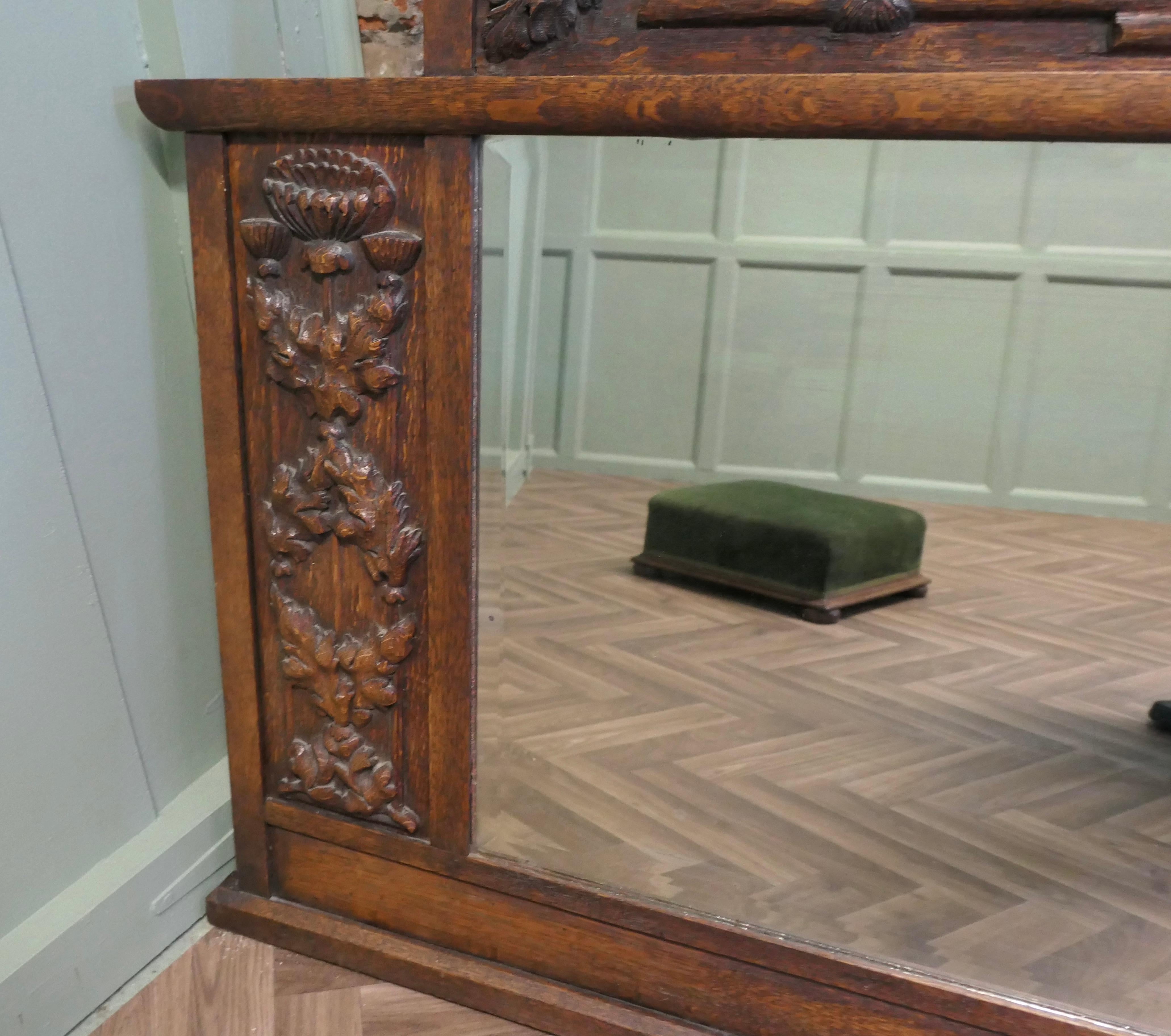 Großer Arts and Crafts-Overmantel oder Wandspiegel aus geschnitzter Eiche (Eichenholz) im Angebot