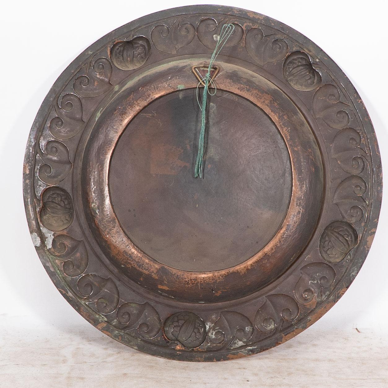 A large Arts and Crafts hand formed copper charger with stylized decoration For Sale 4